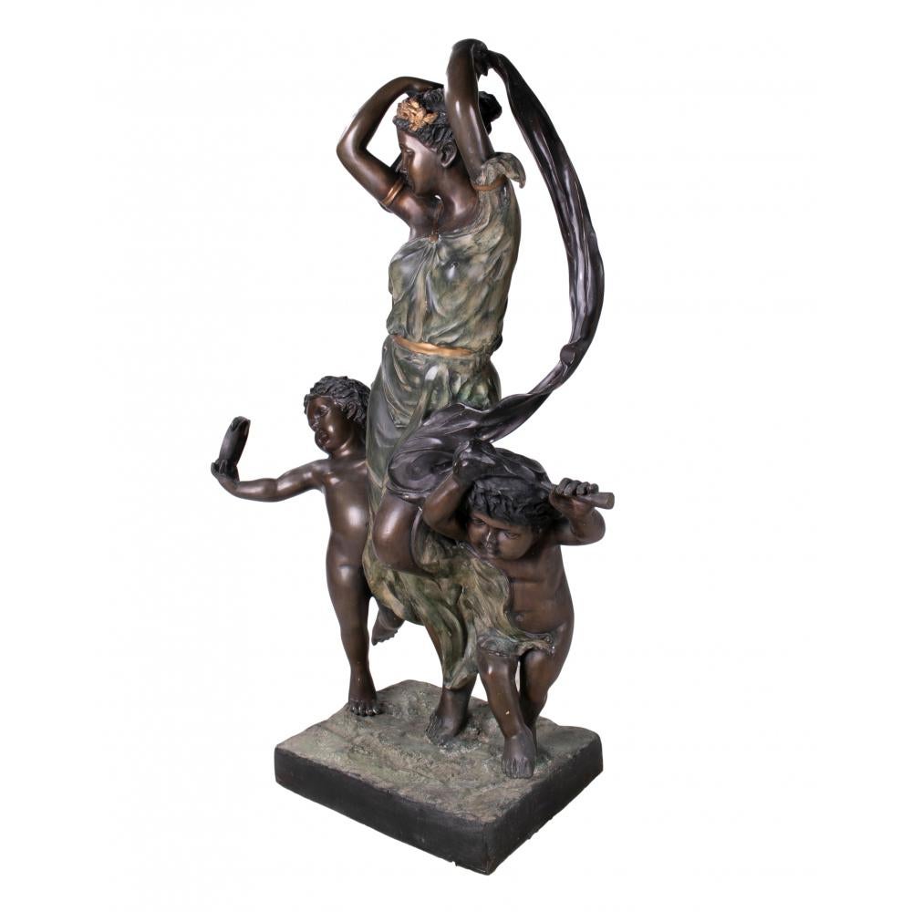 1990er Jahre Spanische bemalte Bronzefigur mit Frau und zwei tanzenden Puto-Jungen.
