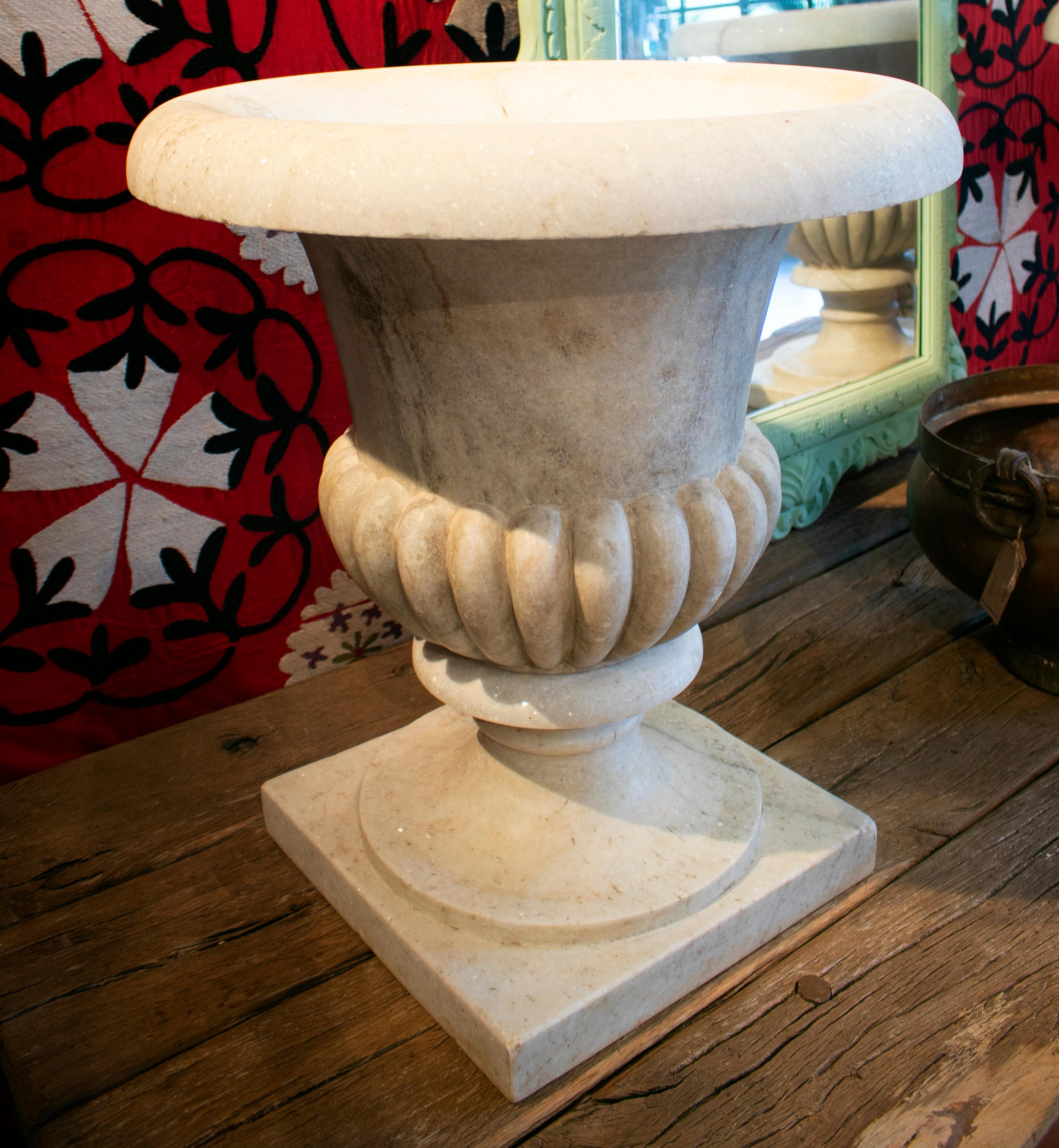 1990s Spanish pair of classical marble planters with elegant fluted decoration.