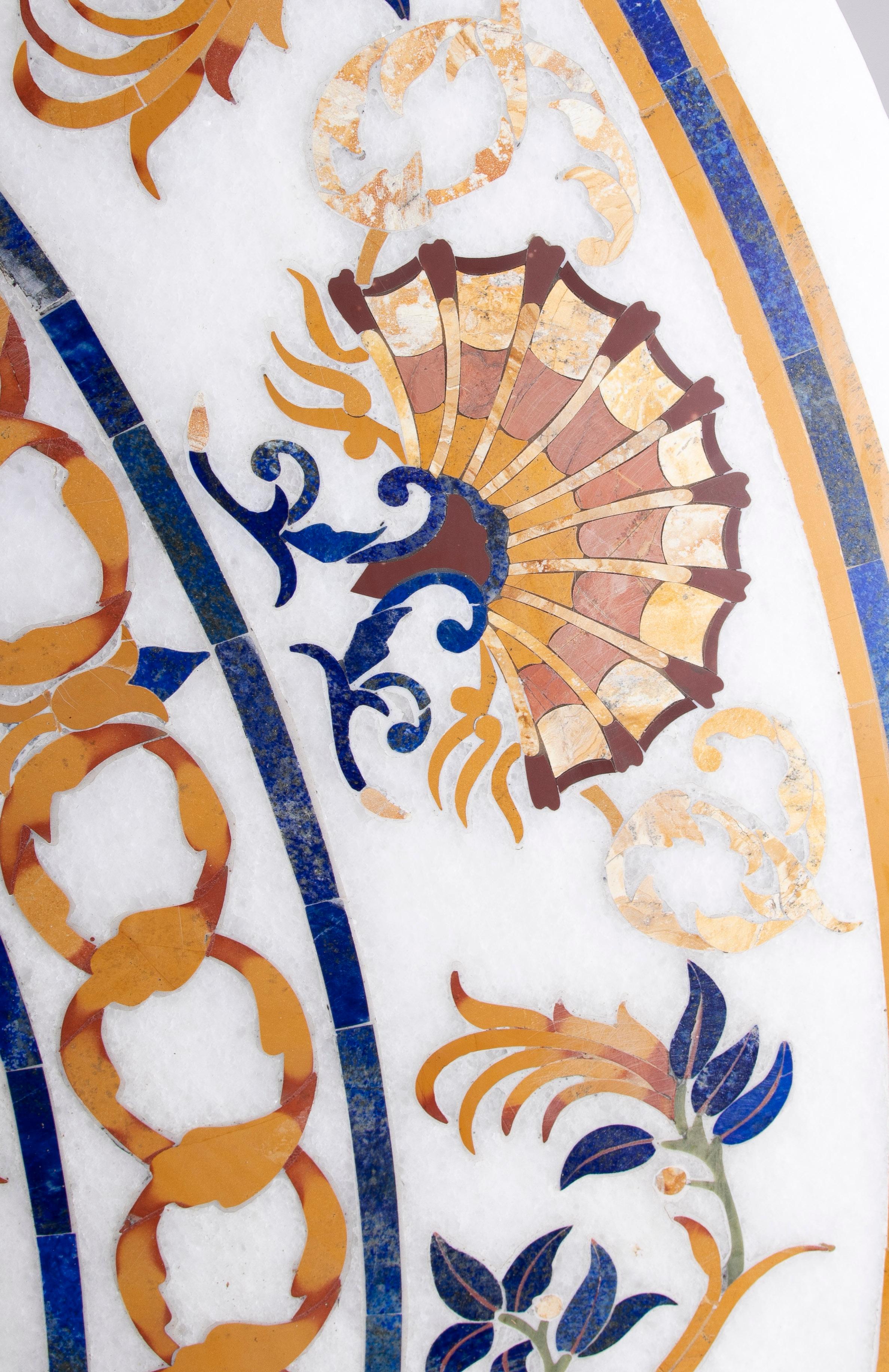 Mesa redonda de mármol blanco con incrustaciones de mosaico de PIETRA DURA español de los años 90 con piedras preciosas en venta 4