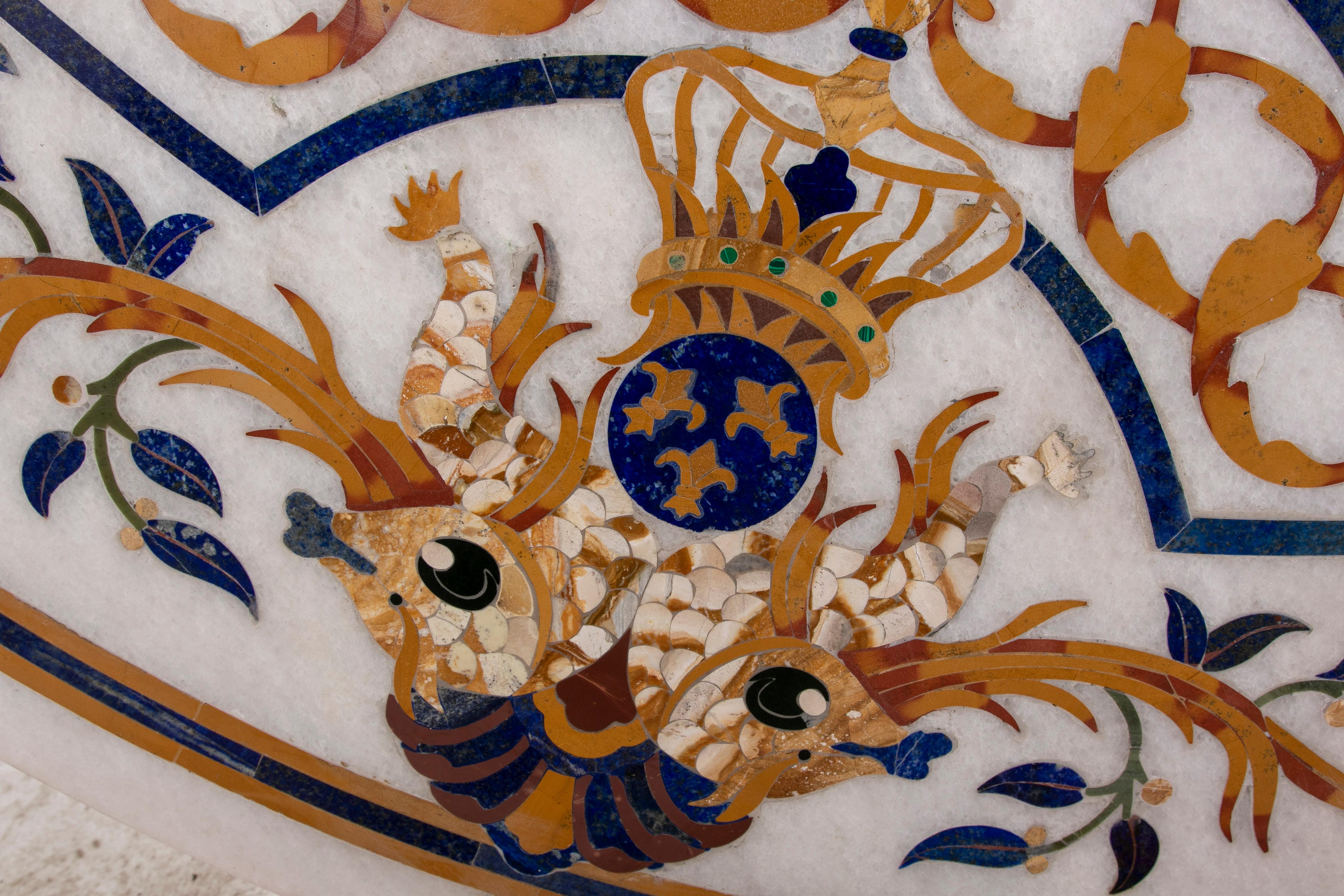 Mesa redonda de mármol blanco con incrustaciones de mosaico de PIETRA DURA español de los años 90 con piedras preciosas en venta 7