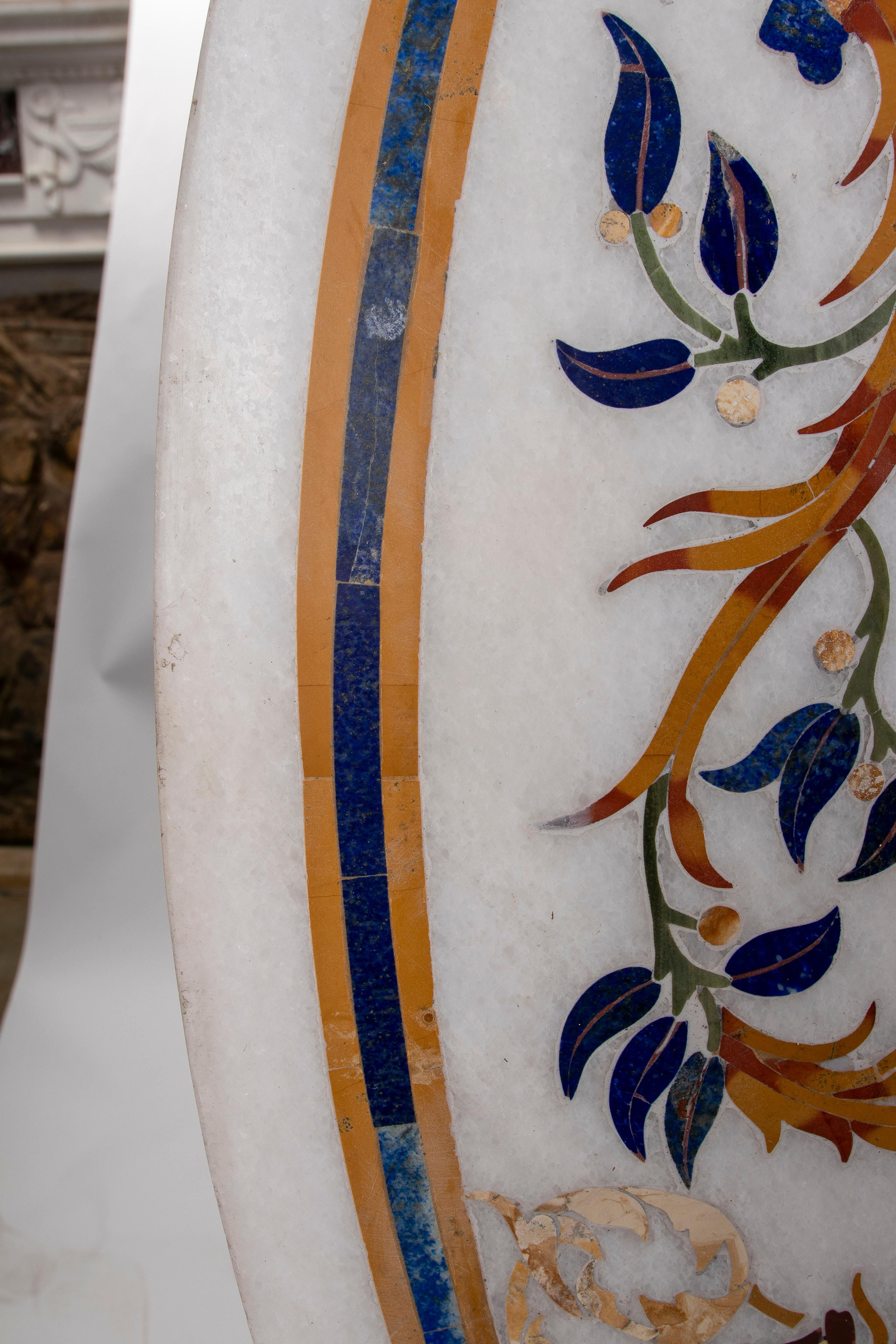 Mesa redonda de mármol blanco con incrustaciones de mosaico de PIETRA DURA español de los años 90 con piedras preciosas en venta 9