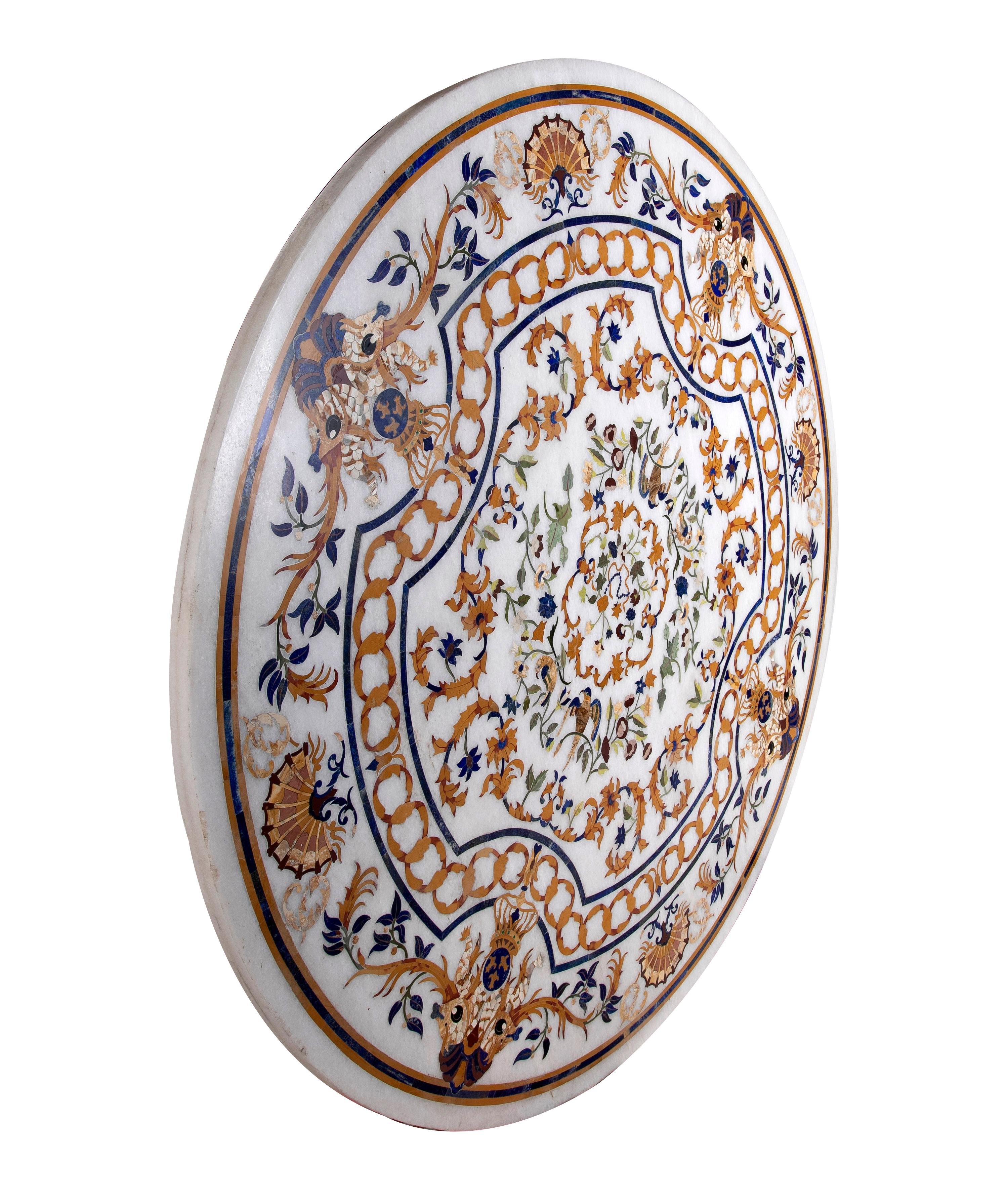 Tablero redondo de mármol blanco con incrustaciones de mosaico de Pietra Dura, barroco clásico español de la década de 1990, con lapislázuli y un surtido de mármoles de colores.