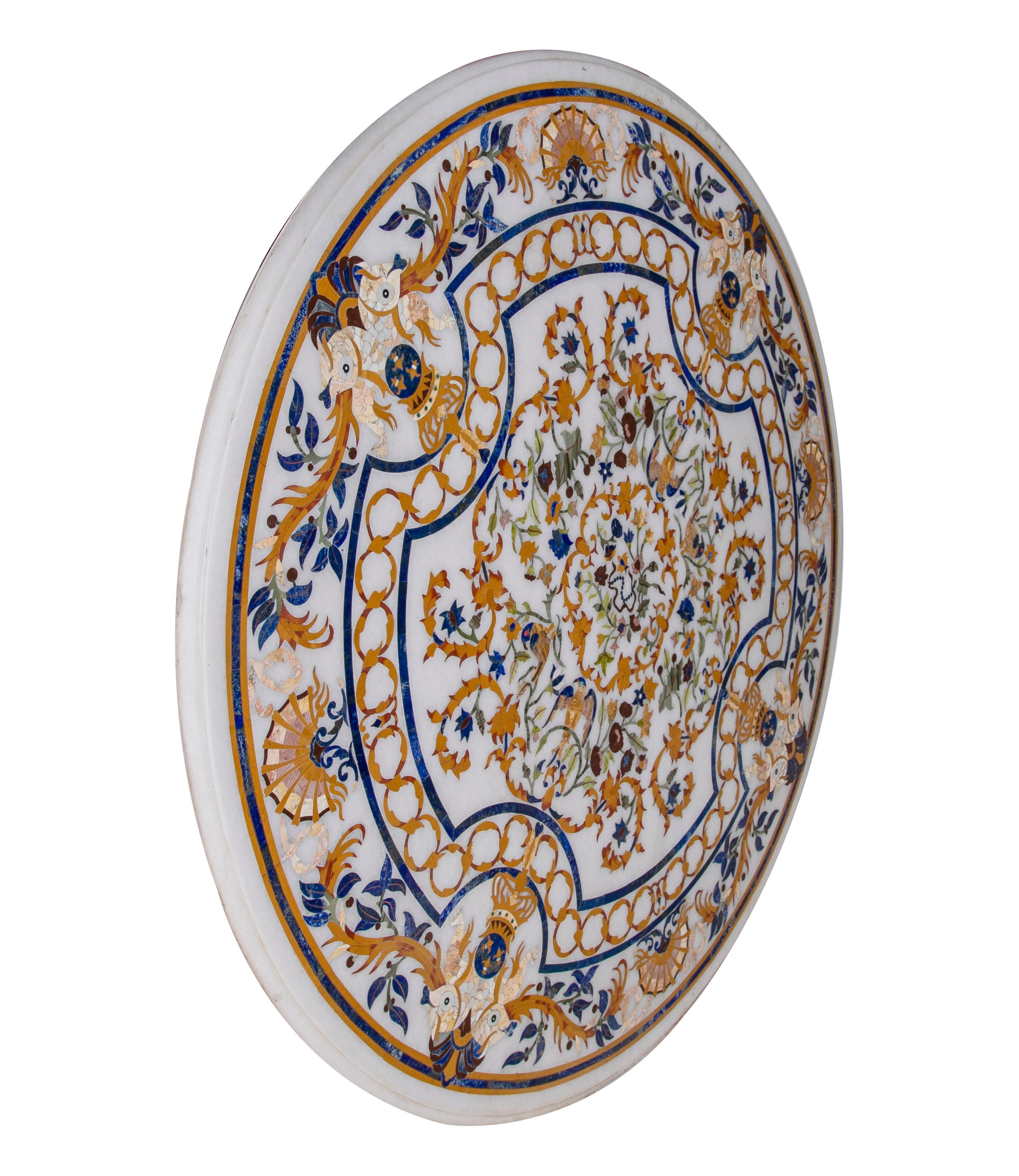 Plateau de table rond en marbre blanc classique baroque des années 1990, fabriqué à la main en Pietra Dura et incrusté de mosaïques, avec lapis-lazuli et un assortiment de marbres colorés.