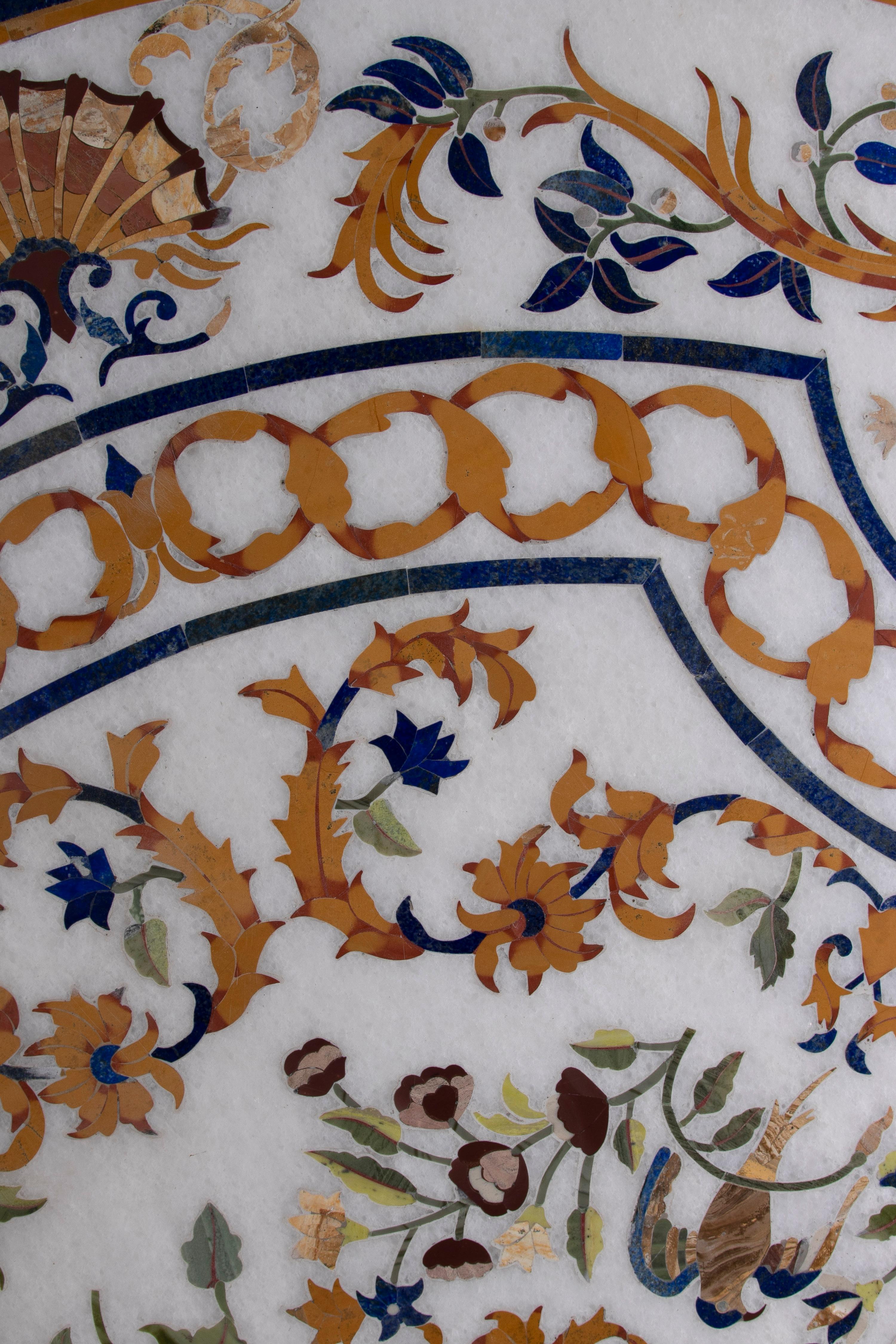 1990er Jahre Spanisch Pietra Dura Mosaik Inlay Runde Weiß Marmor Tischplatte w / Edelsteine (20. Jahrhundert) im Angebot
