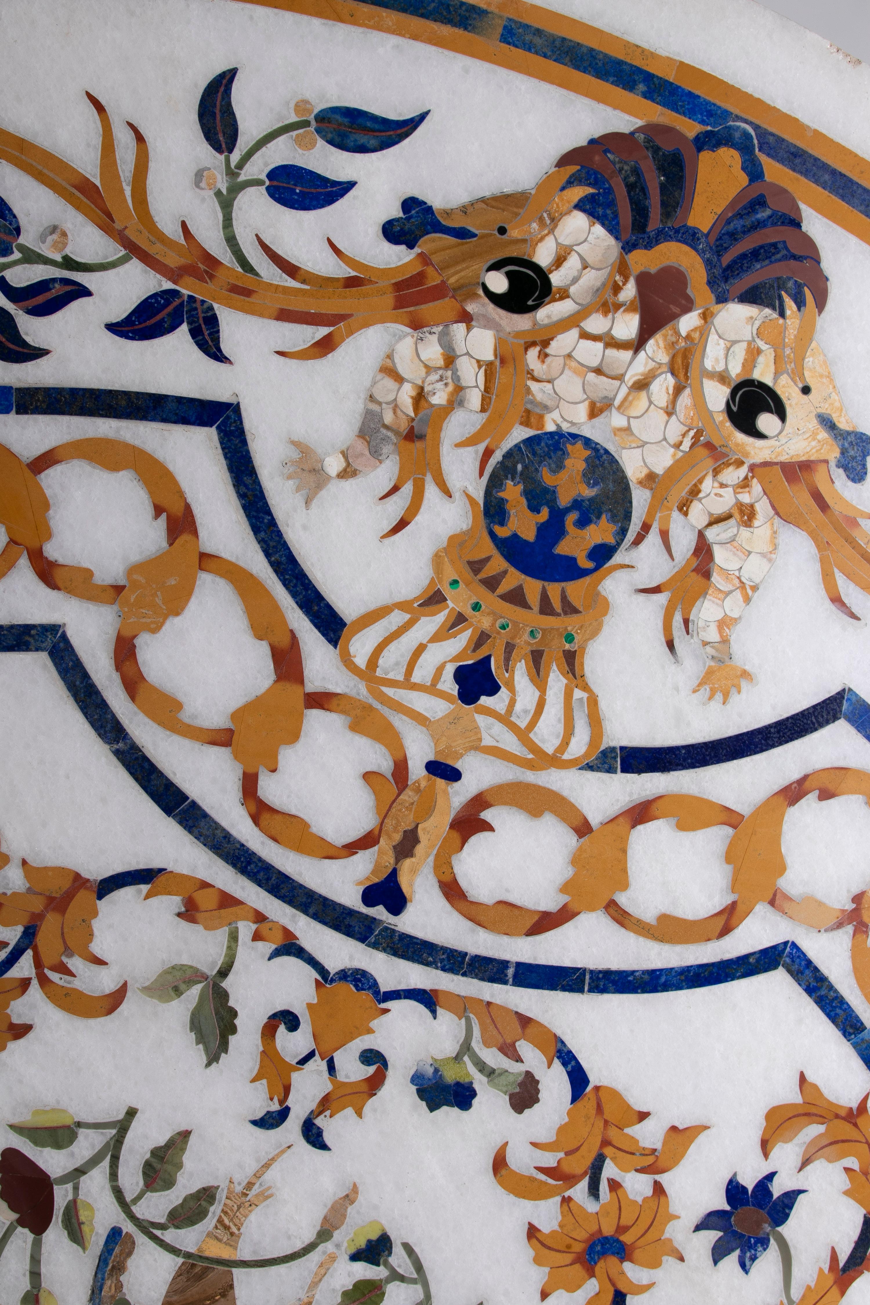 Mesa redonda de mármol blanco con incrustaciones de mosaico de PIETRA DURA español de los años 90 con piedras preciosas en venta 1