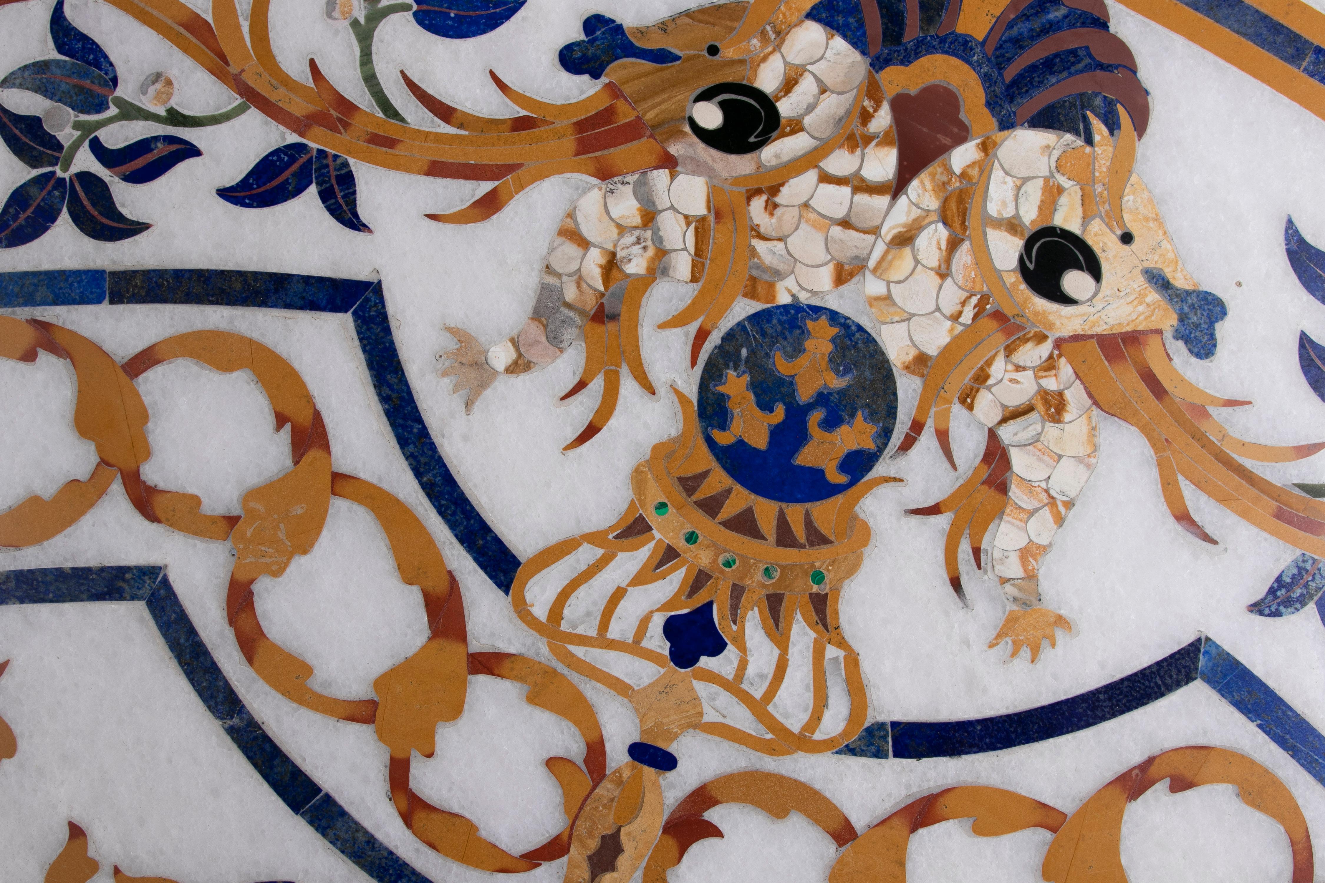 Mesa redonda de mármol blanco con incrustaciones de mosaico de PIETRA DURA español de los años 90 con piedras preciosas en venta 2