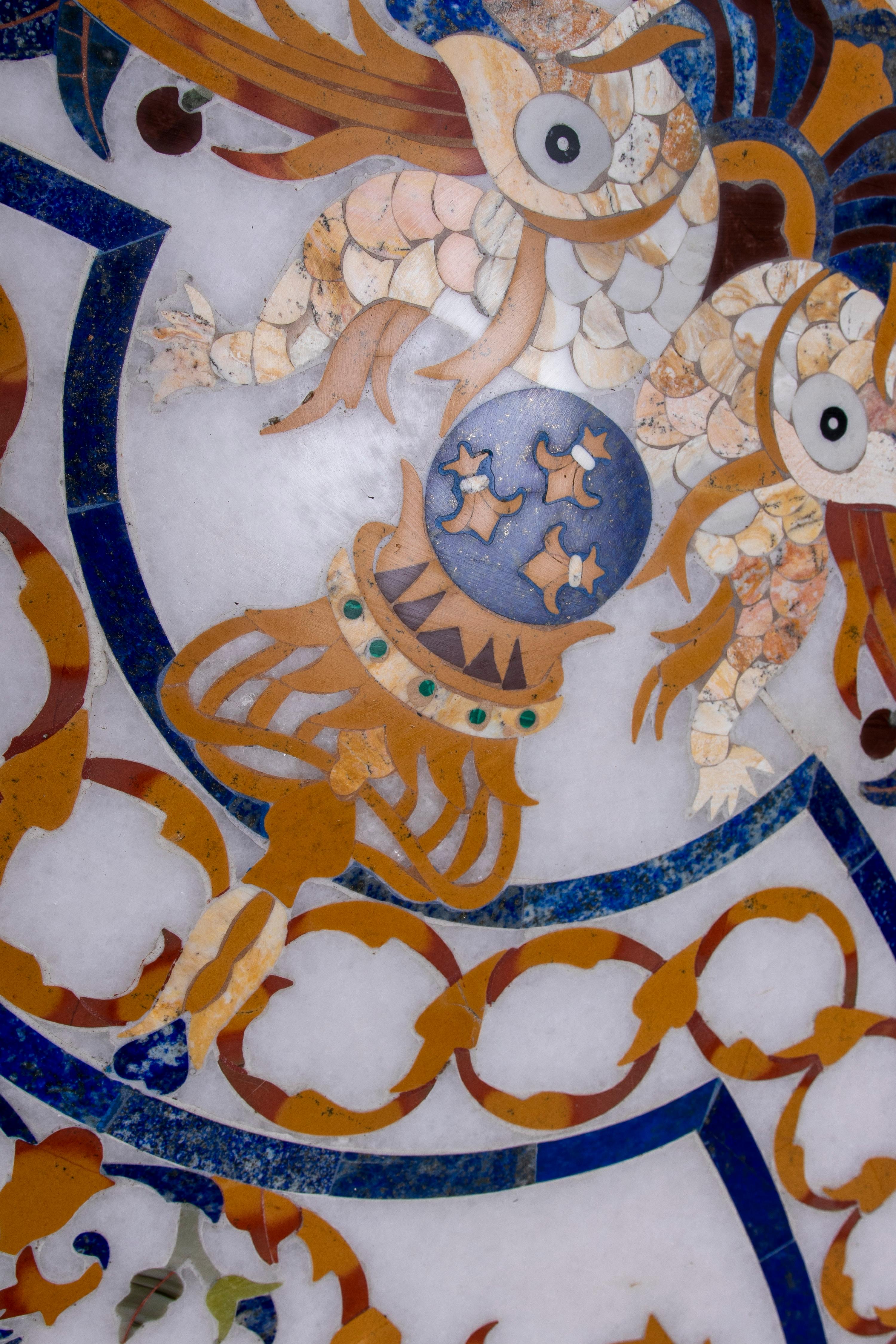Table espagnole des années 1990 avec mosaïque de mosaïque en Pietra Dura et plateau rond en marbre blanc avec pierres précieuses en vente 1