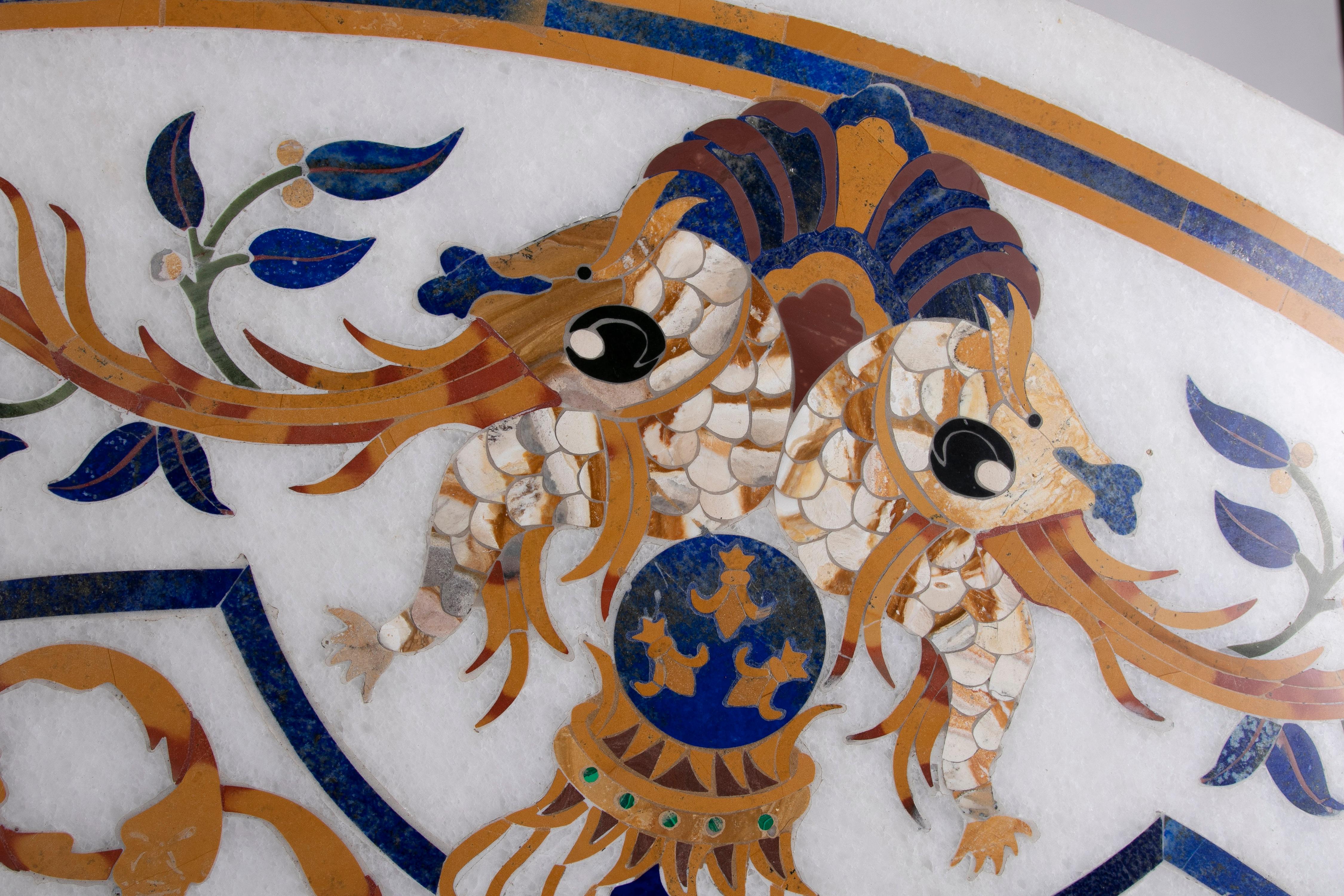 Mesa redonda de mármol blanco con incrustaciones de mosaico de PIETRA DURA español de los años 90 con piedras preciosas en venta 3