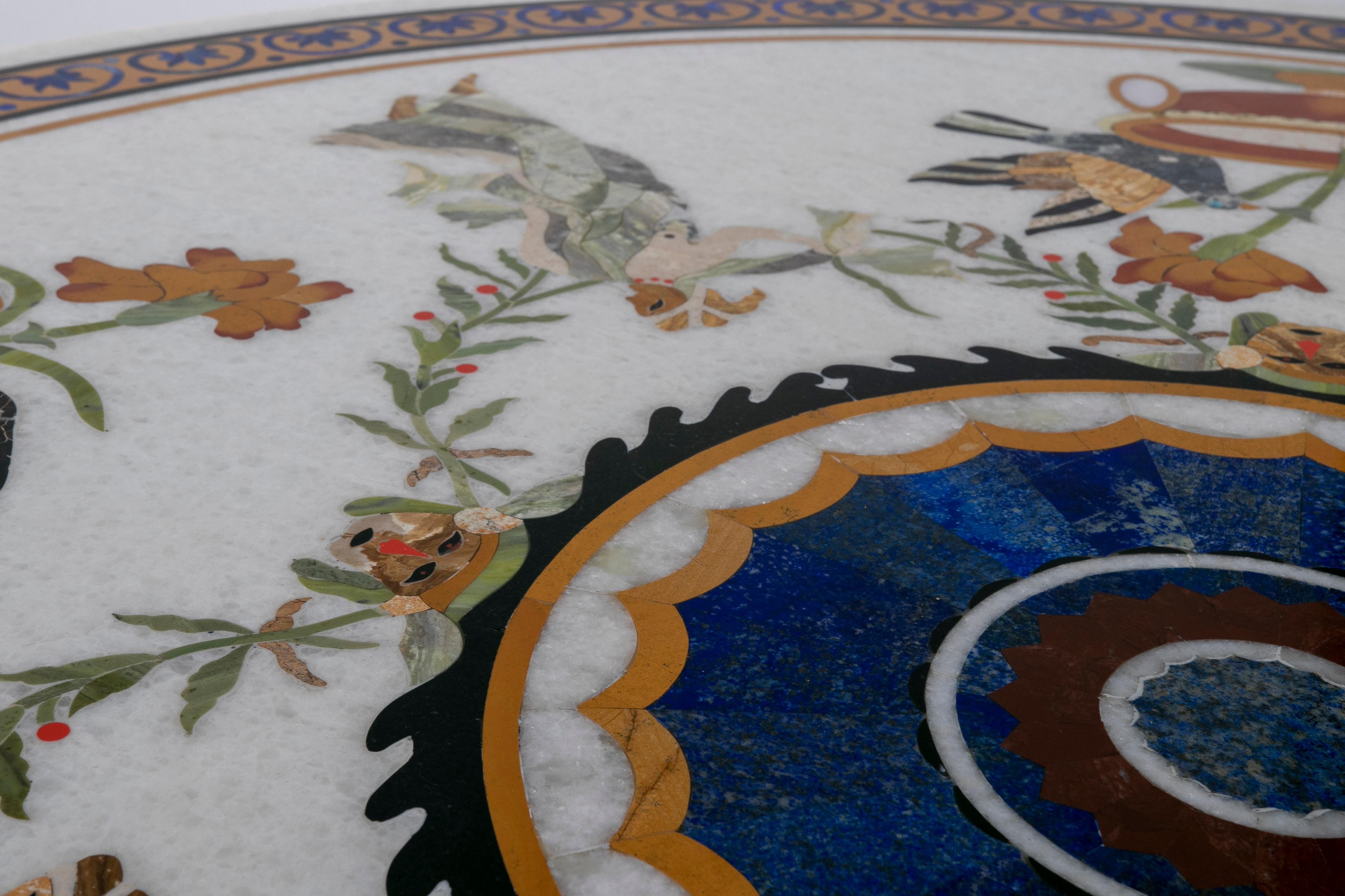 1990s Spanish Pietra Dura Mosaic Inlay Round White Marble Table Top w/ Lapis In Good Condition For Sale In Marbella, ES