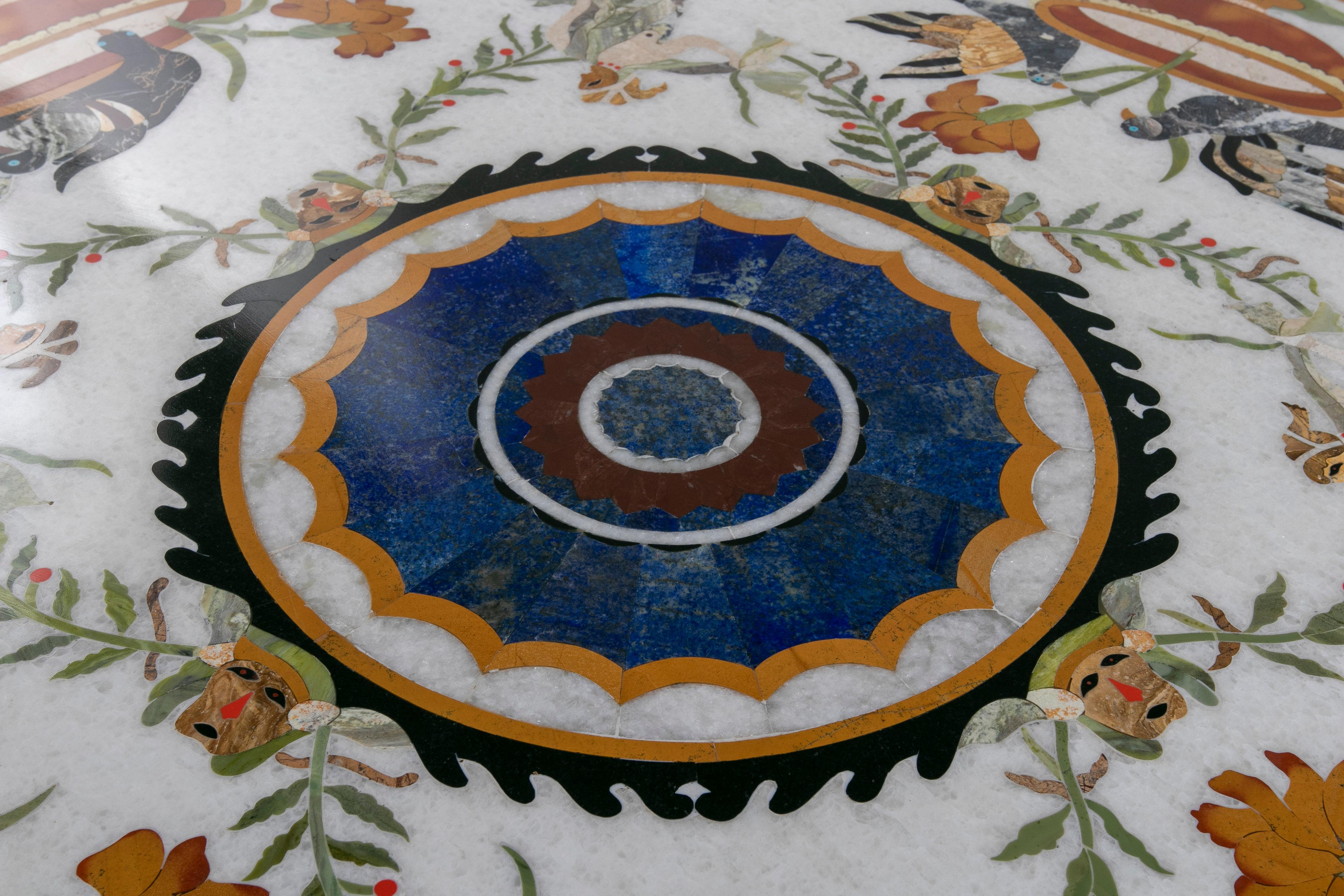1990er Jahre Spanische Pietra Dura Mosaik Intarsien Runde weiße Marmor Tischplatte mit Lapis Lazuli im Angebot 3