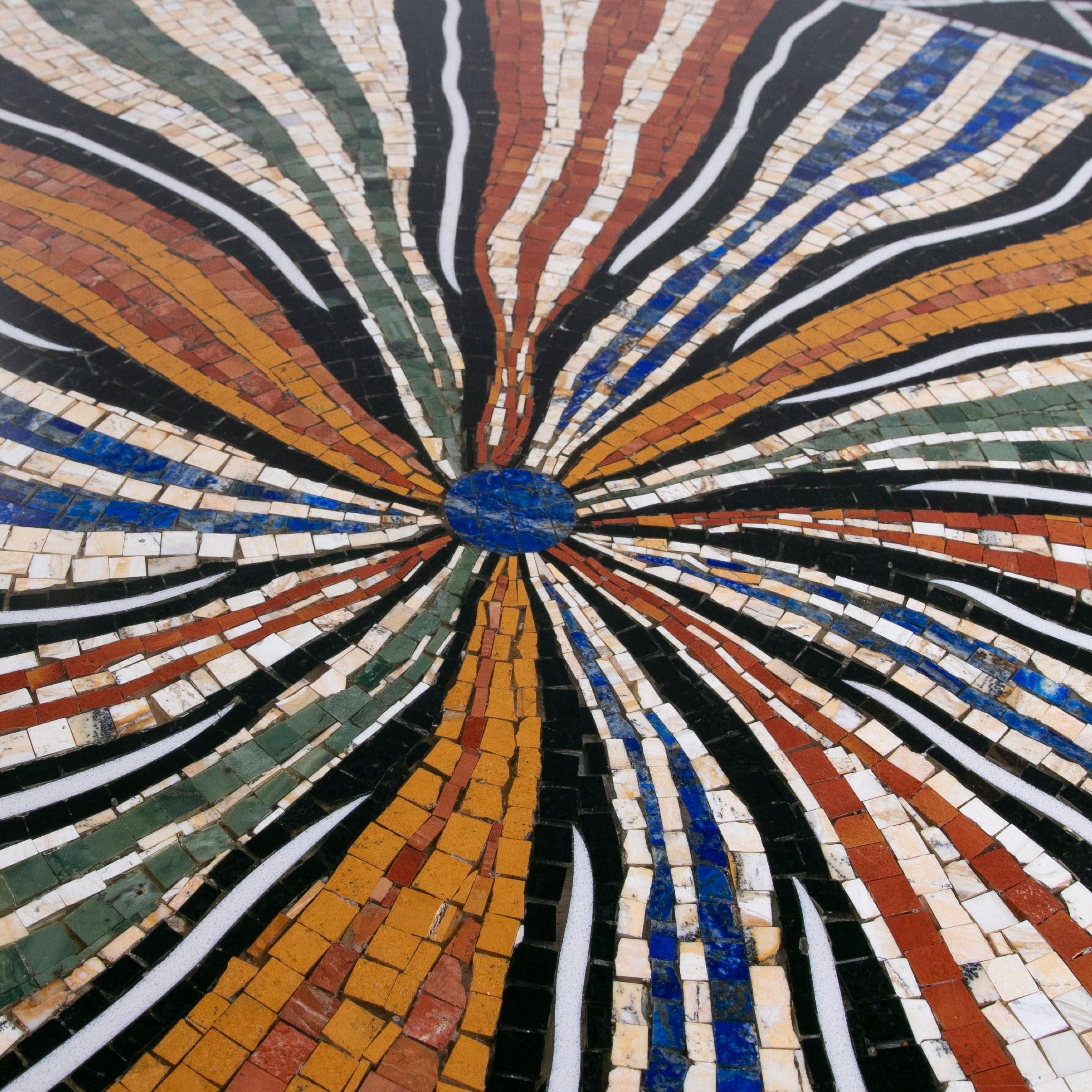 Spanische römische Mosaik-Tischplatte aus rundem Marmor mit Lapislazuli-Edelsteinen aus den 1990er Jahren im Zustand „Gut“ im Angebot in Marbella, ES