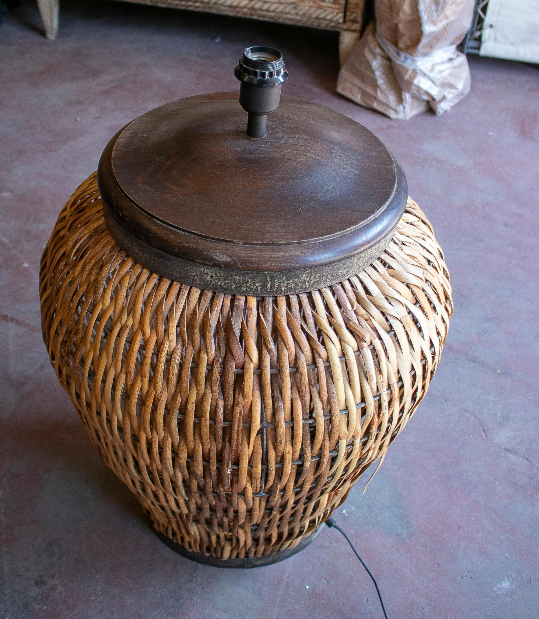 1990s Spanish Woven Wicker & Metal Table Lamp In Good Condition In Marbella, ES