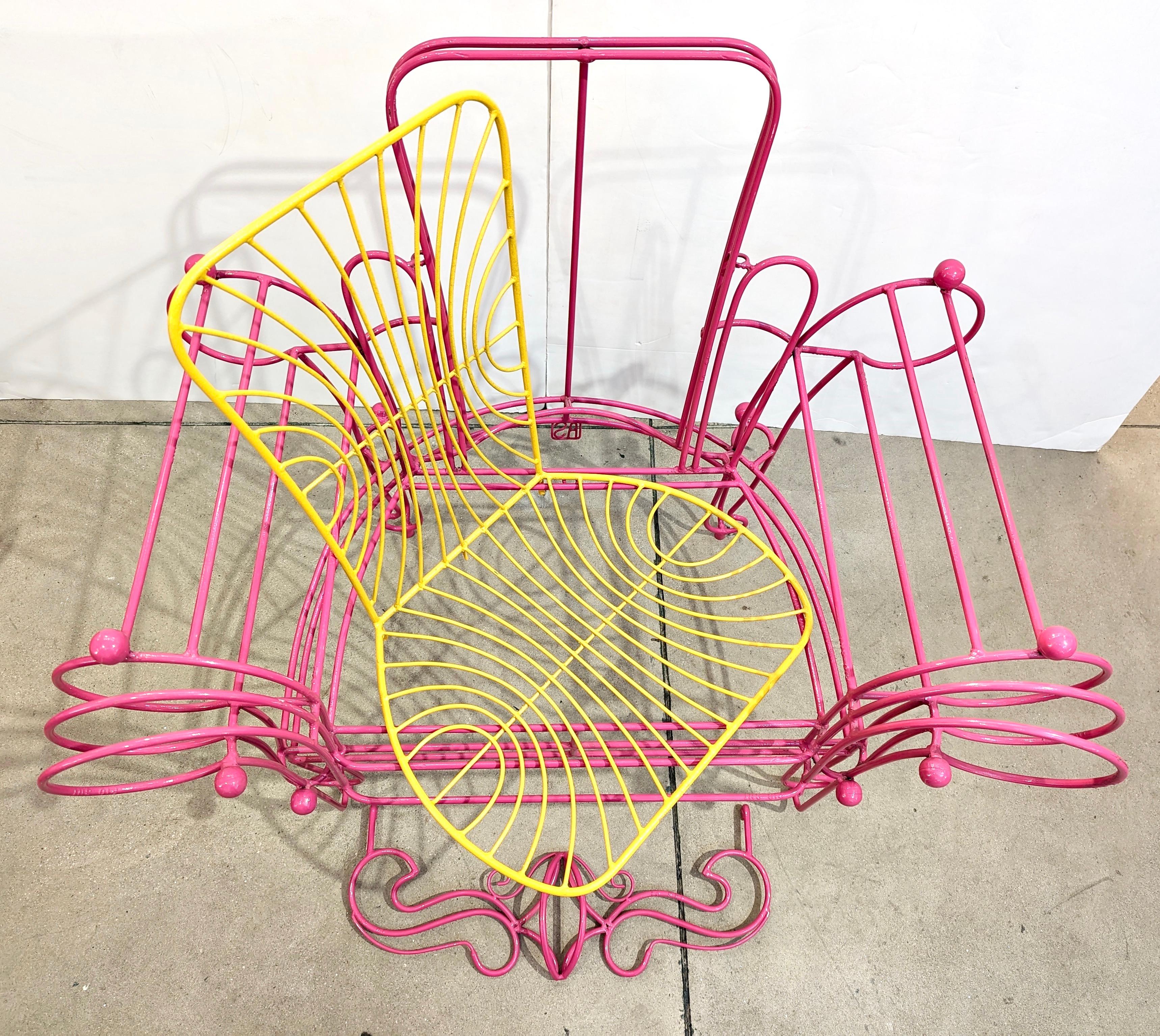 Paire de fauteuils Pop Art italiens Spazzapan des années 1990, sculptures en métal rose et jaune en vente 7