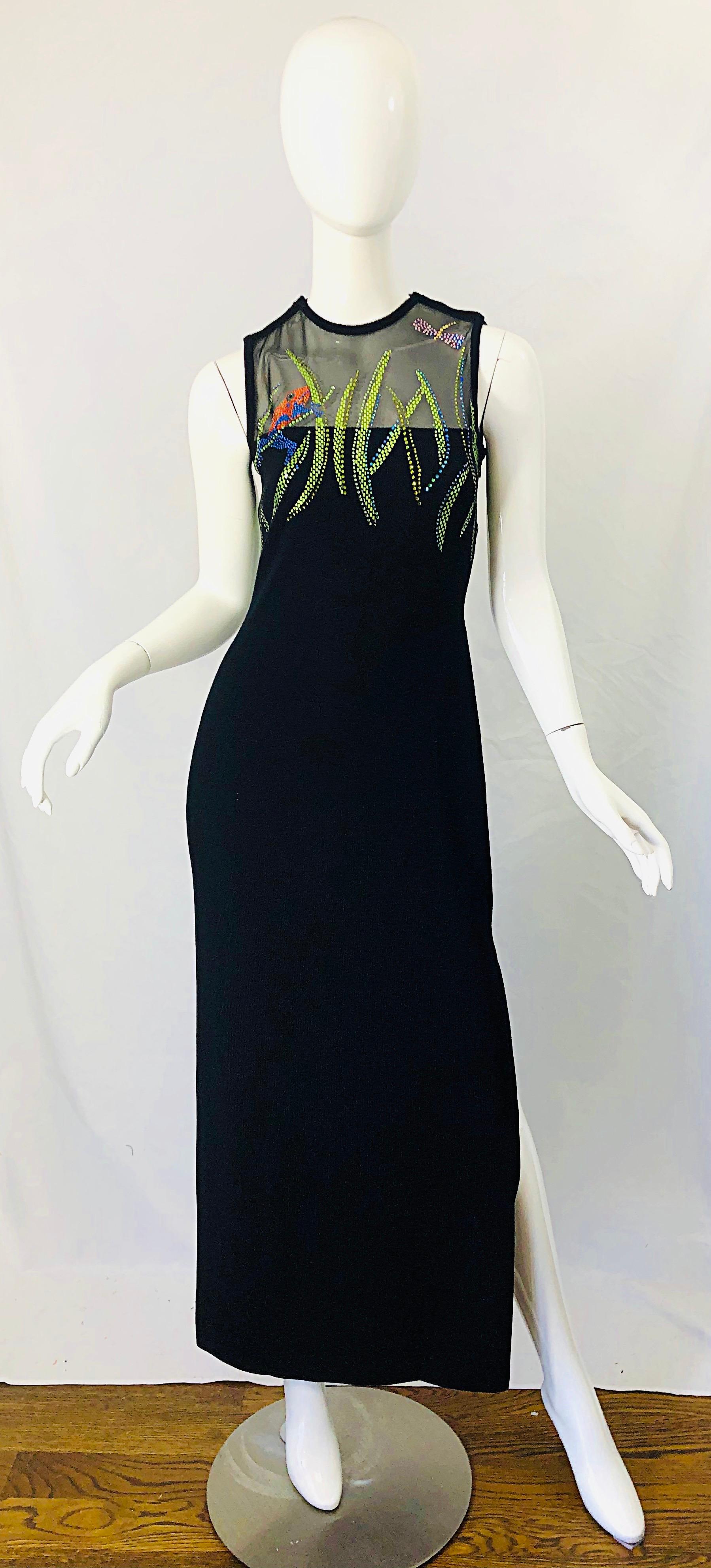 Atemberaubender 90er-Jahre-Jahrgang ST. JOHN COUTURE schwarzes santana-Strickkleid Maxikleid ! Hunderte von bunten Strasssteinen in Grün, Orange, Blau, Rosa und Türkis sind durchgehend verziert. Durchsichtiges schwarzes Mesh-Paneel auf der Vorder-