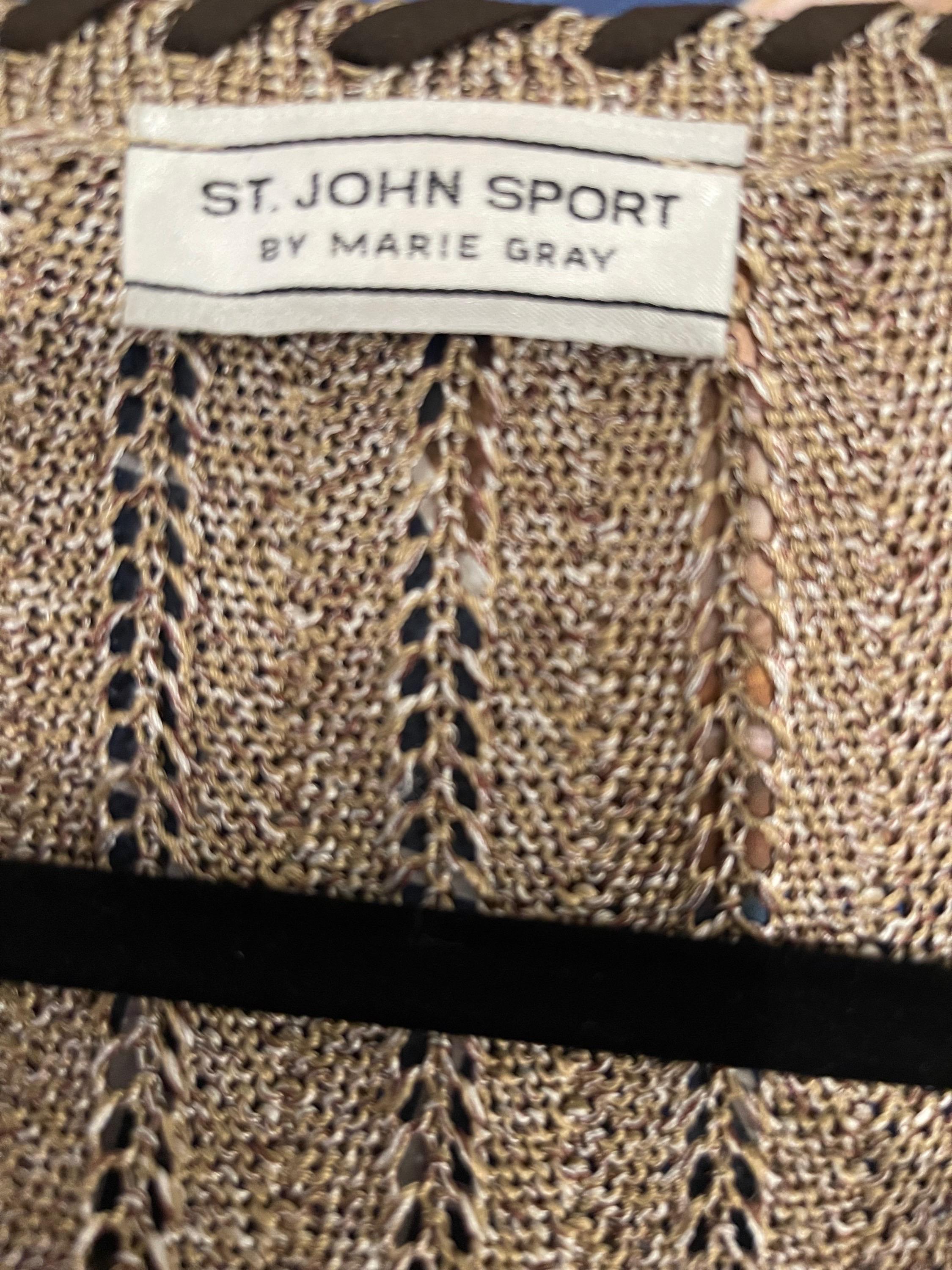 Chic cardigan vintage anni '90 St. John Sport by Marie Grey color taupe/beige/kaki e marrone aperto sul davanti in rayon. Presenta nappe in pelle scamosciata marrone con perline. Cucito con la frusta intorno ai bordi. 
In ottime condizioni
Prodotto