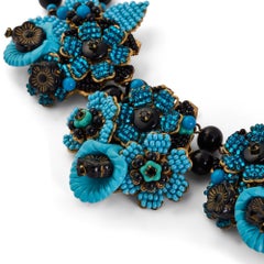 Collar con abalorios y motivos florales en azul y negro de Stanley Hagler, de los años 90