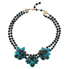 Collar con abalorios y motivos florales en azul y negro de Stanley Hagler, de los años 90