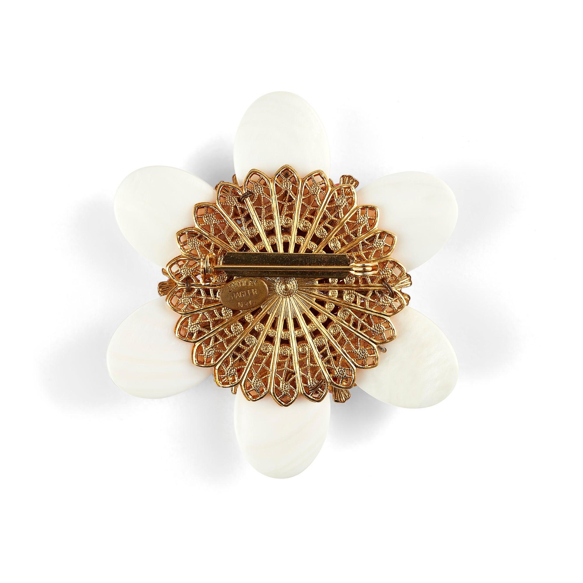 Diese große Stanley Hagler-Blumenbrosche aus den 1990er Jahren ist ein echter Hingucker. Er wurde wahrscheinlich von Ian St. Gielar entworfen, der viele Jahre lang als Handwerksmeister für die Marke arbeitete, bevor er das Unternehmen übernahm. Die