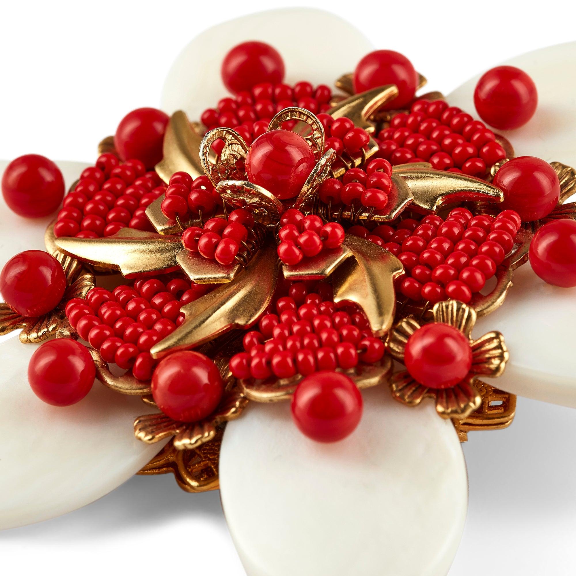 1990er Stanley Hagler Große weiße und rote Blumenbrosche im Zustand „Hervorragend“ im Angebot in London, GB