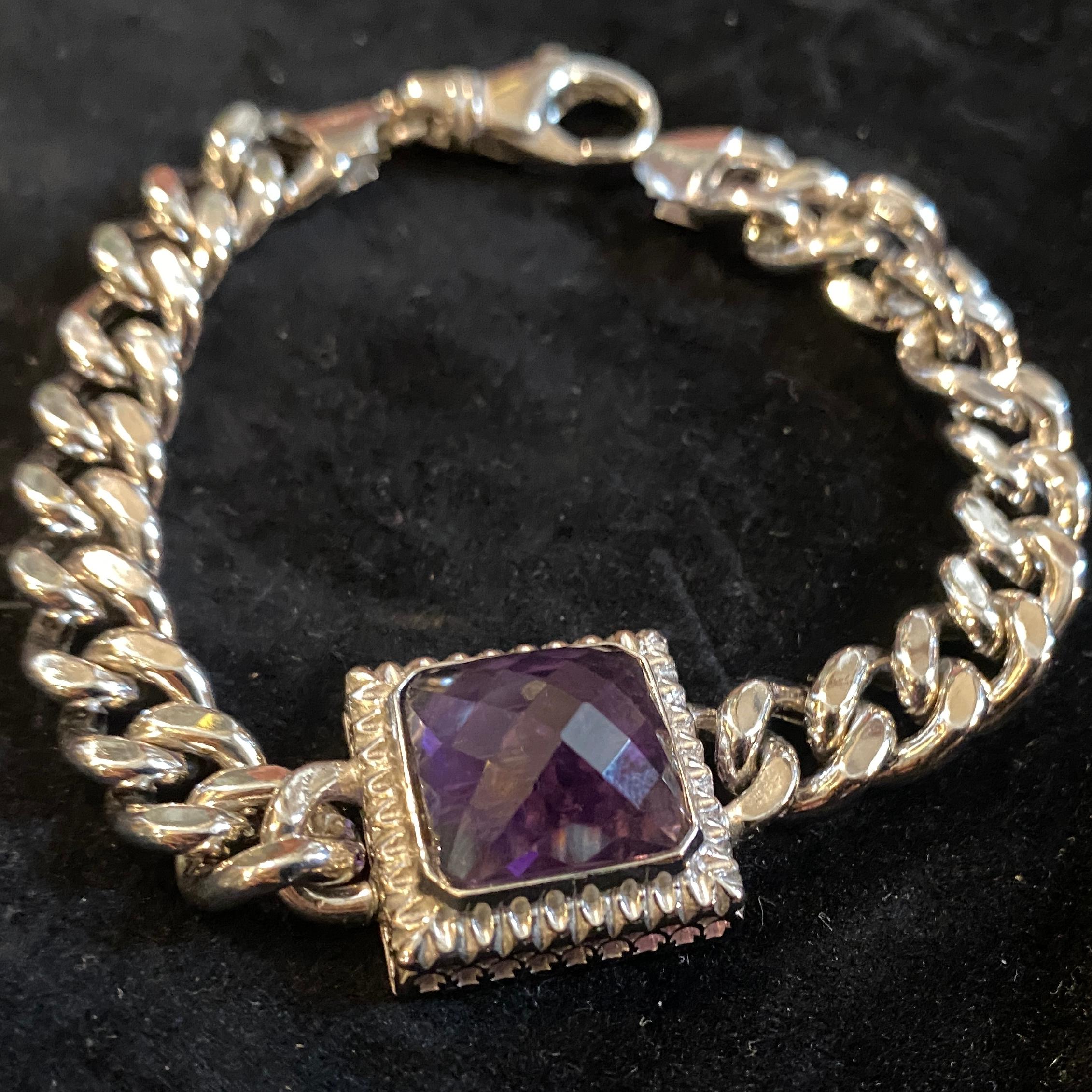 A never worn sterling silver chanel chain bracelet designed and manufactured in Italy in the Nineties by Anomis. This bracelet from the 1990s it's a beautiful and elegant piece of vintage jewelry. Italian jewelry is known for its exceptional