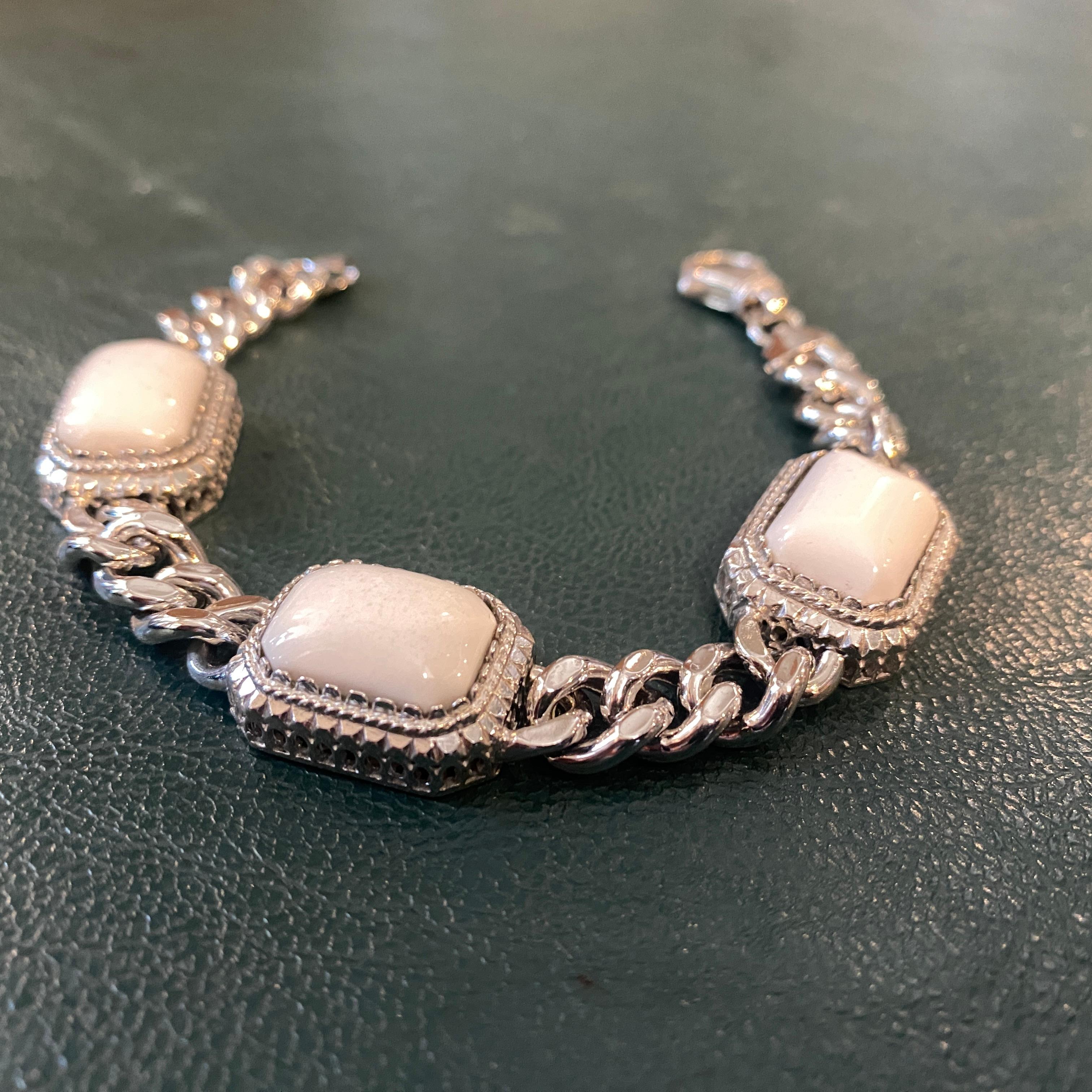 Neoclassical 1990s Sterling Silver and White Agate Italian Bracelet by Anomis For Sale