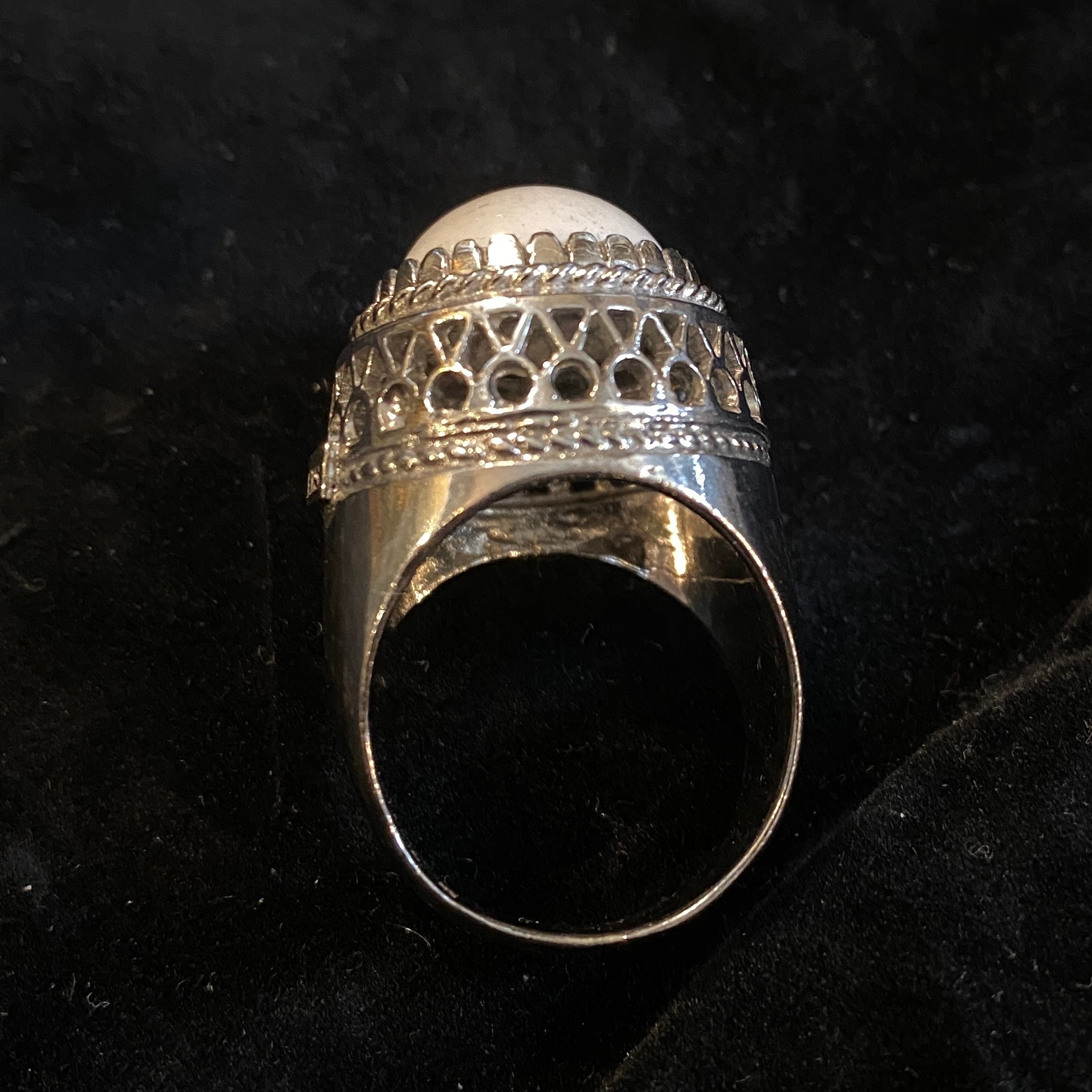 Femenino o masculino Plata de ley de los años 90 y  Anillo de Cóctel Italiano de Ágata Cabujón Blanca by Anomis en venta