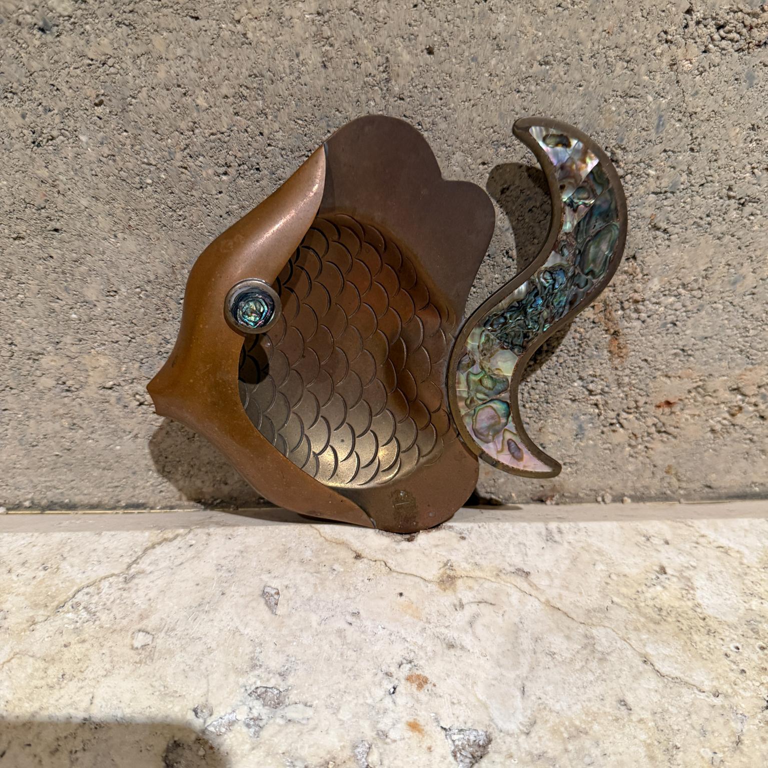 Plato de Pescado de Piedra de Metal Mixto Estilo Años 90 de Los Castillo en venta 8