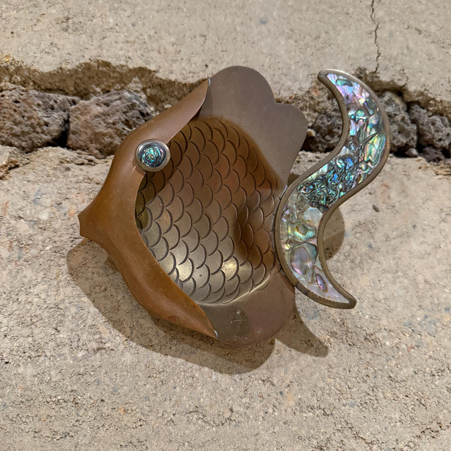 Plato de Pescado de Piedra de Metal Mixto Estilo Años 90 de Los Castillo en venta 14