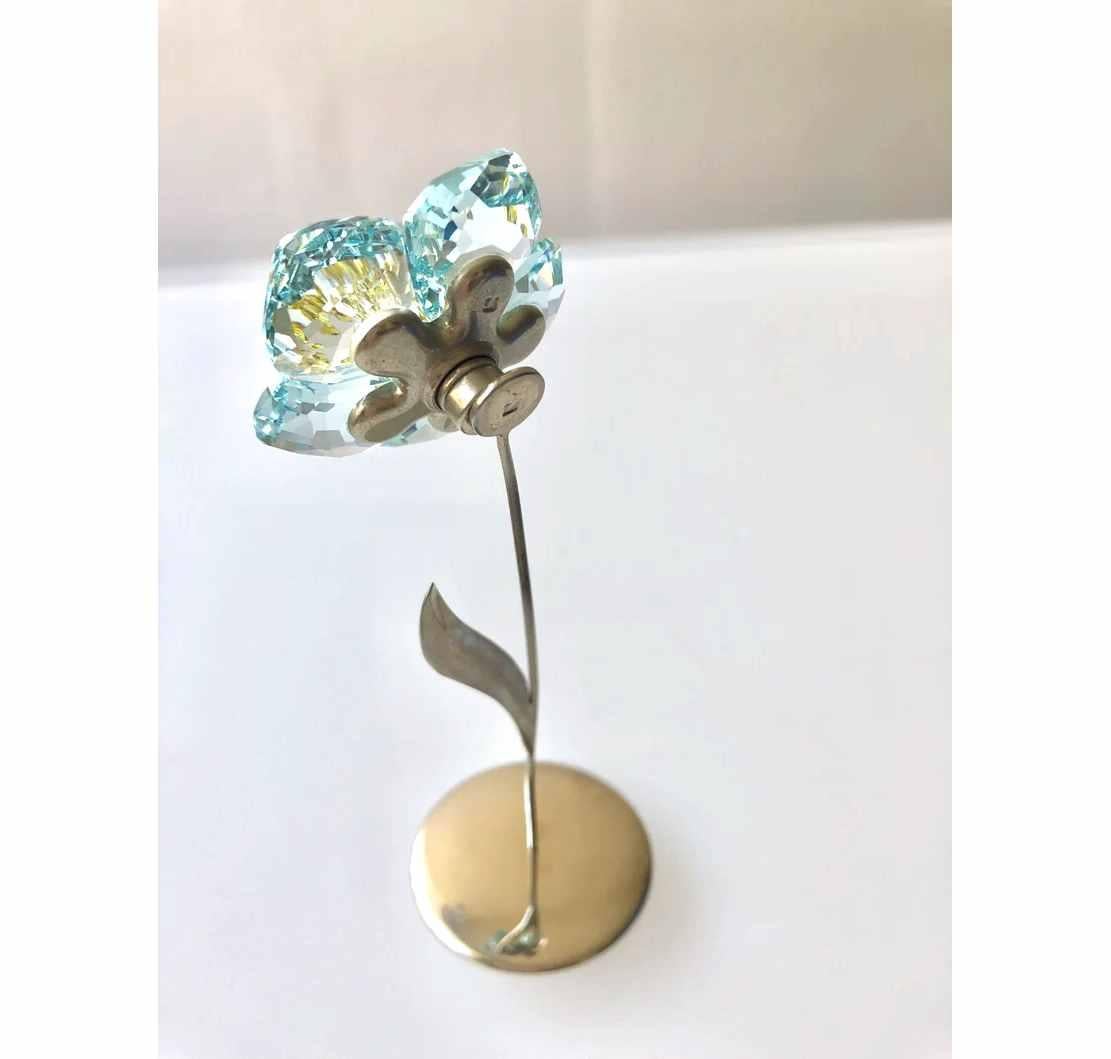 Vintage discontinued SWAROVSKI CRYSTAL PARADISE LIGHT BLUE FLOWER W MAGNETIC STAND, Rare Collectibles

The bottom is covered in a soft gray felt material. This measures approximately 4 1/2
