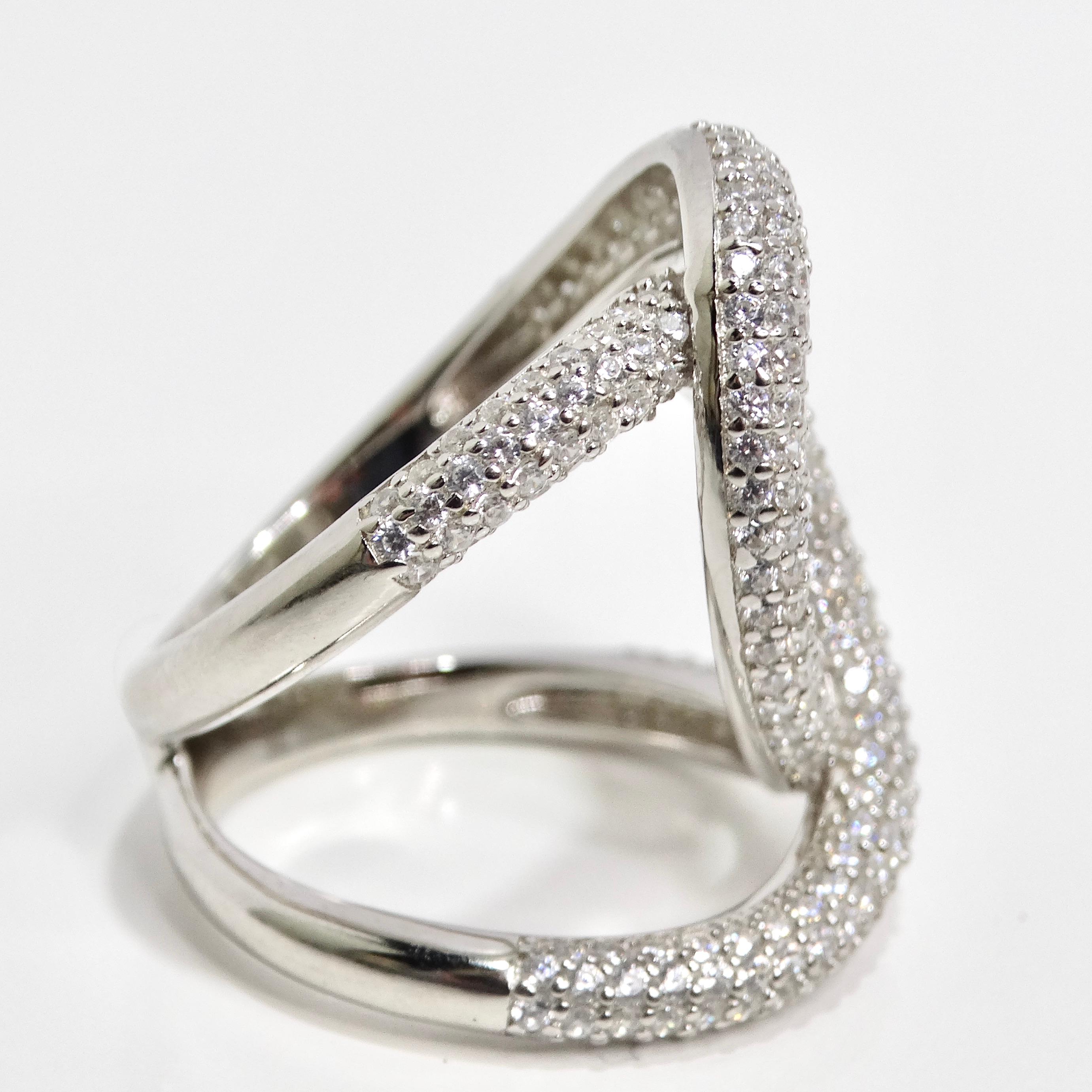 Erleben Sie den Inbegriff von zeitlosem Glamour mit dem 1990er Swarovski Crystal Silver Chanel Inspired Ring. Dieser Ring aus 925er Silber ist eine Hommage an die ikonischen Designs von Chanel und Cartier mit seiner unverwechselbaren, drehbaren