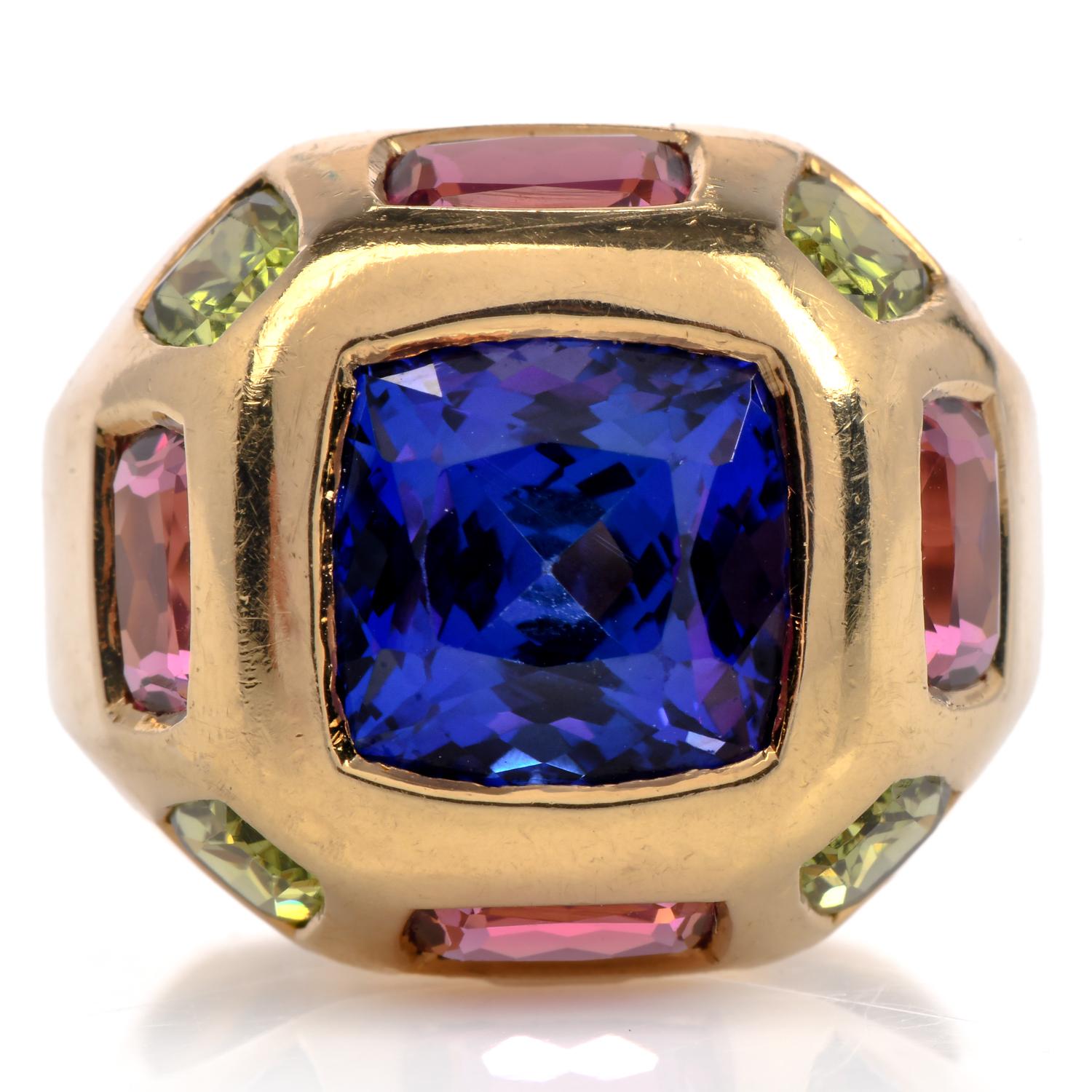 Taglio cuscino Anello statement anni '90 con tormalina tanzanite e oro 18 carati con bordo a cupola in vendita