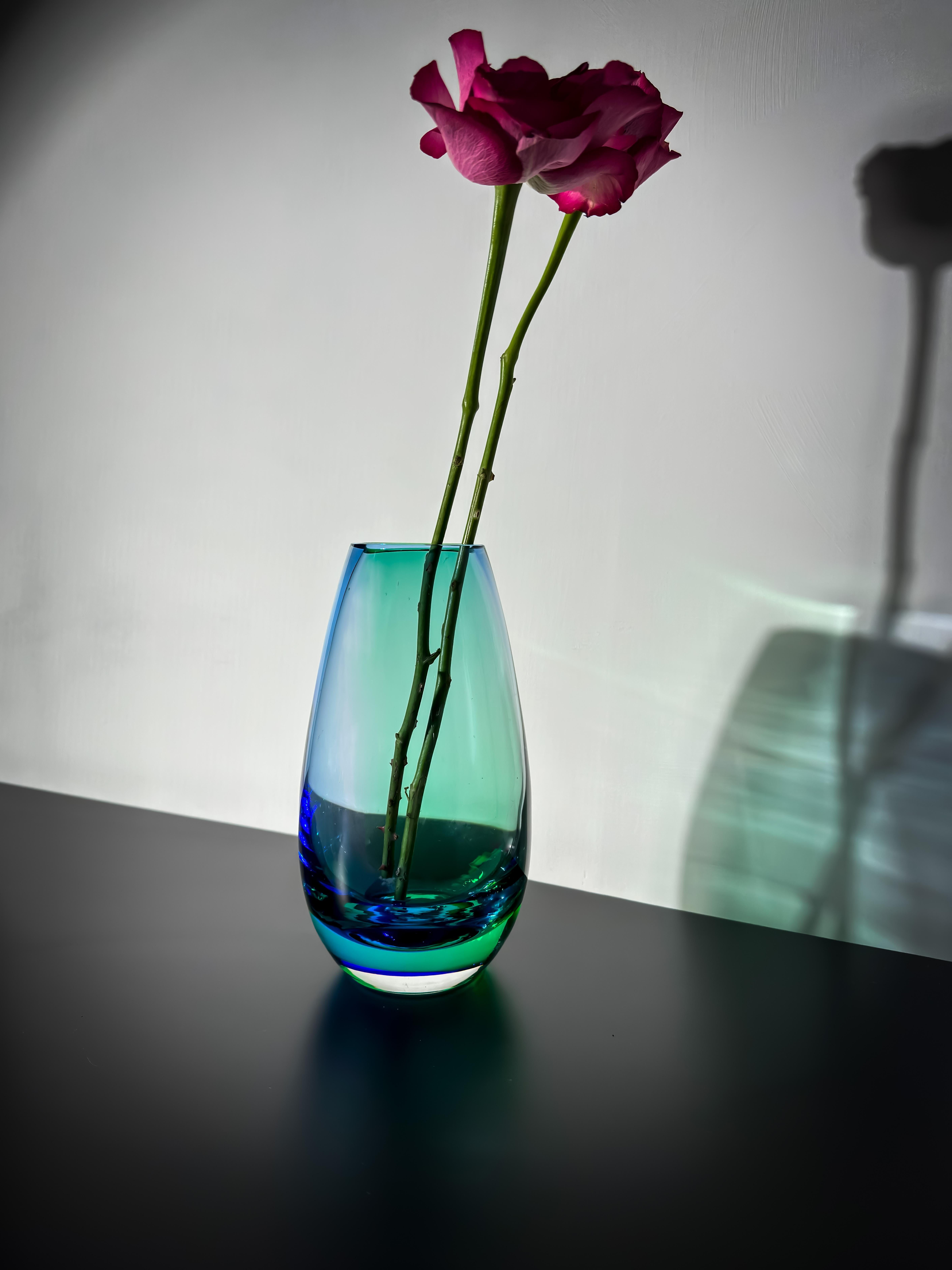 Postmoderne Vase Larme des années 1990, en verre d'art bleu et vert, style Aurora Borealis en vente