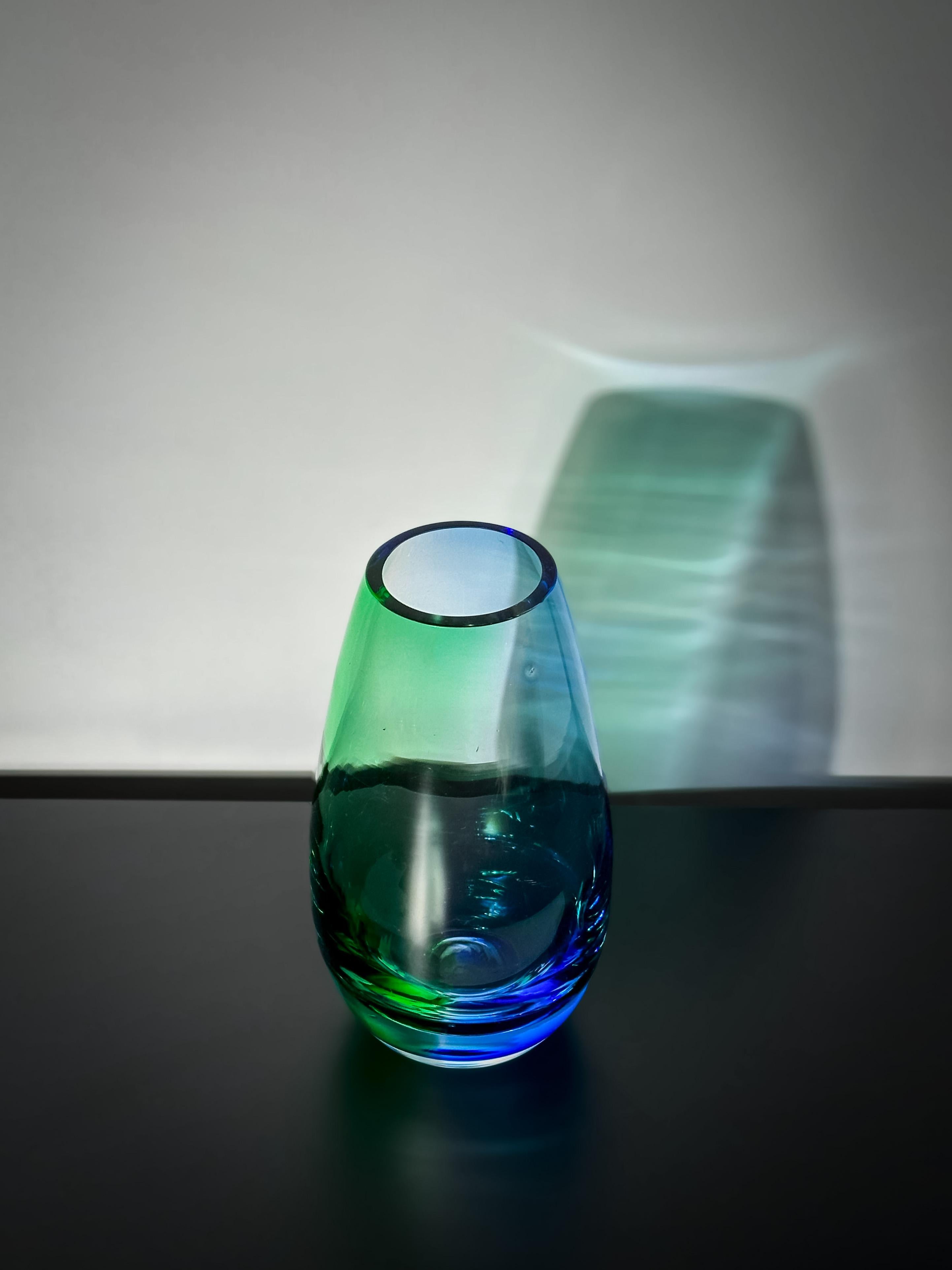 Suédois Vase Larme des années 1990, en verre d'art bleu et vert, style Aurora Borealis en vente
