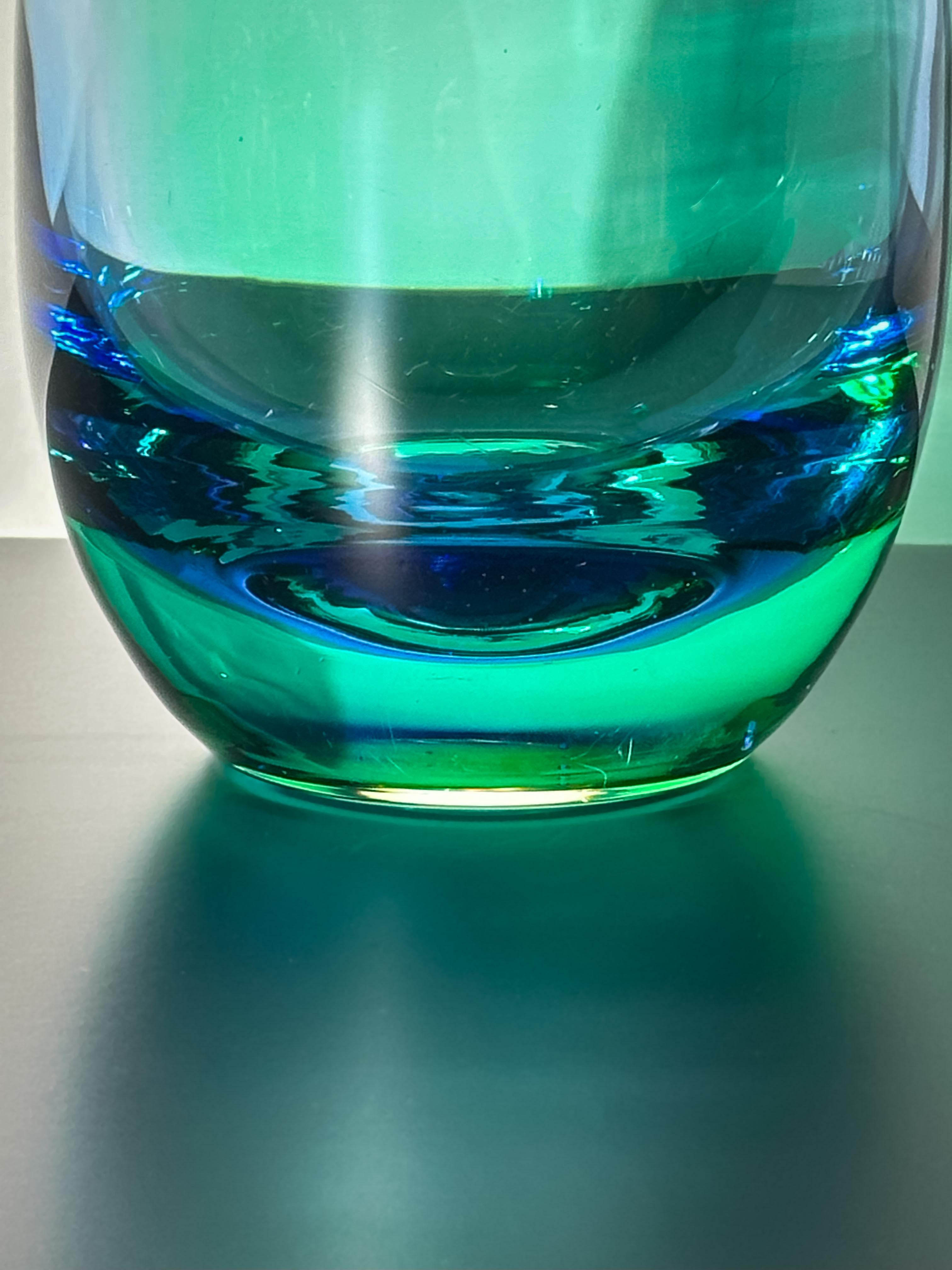 Fait main Vase Larme des années 1990, en verre d'art bleu et vert, style Aurora Borealis en vente
