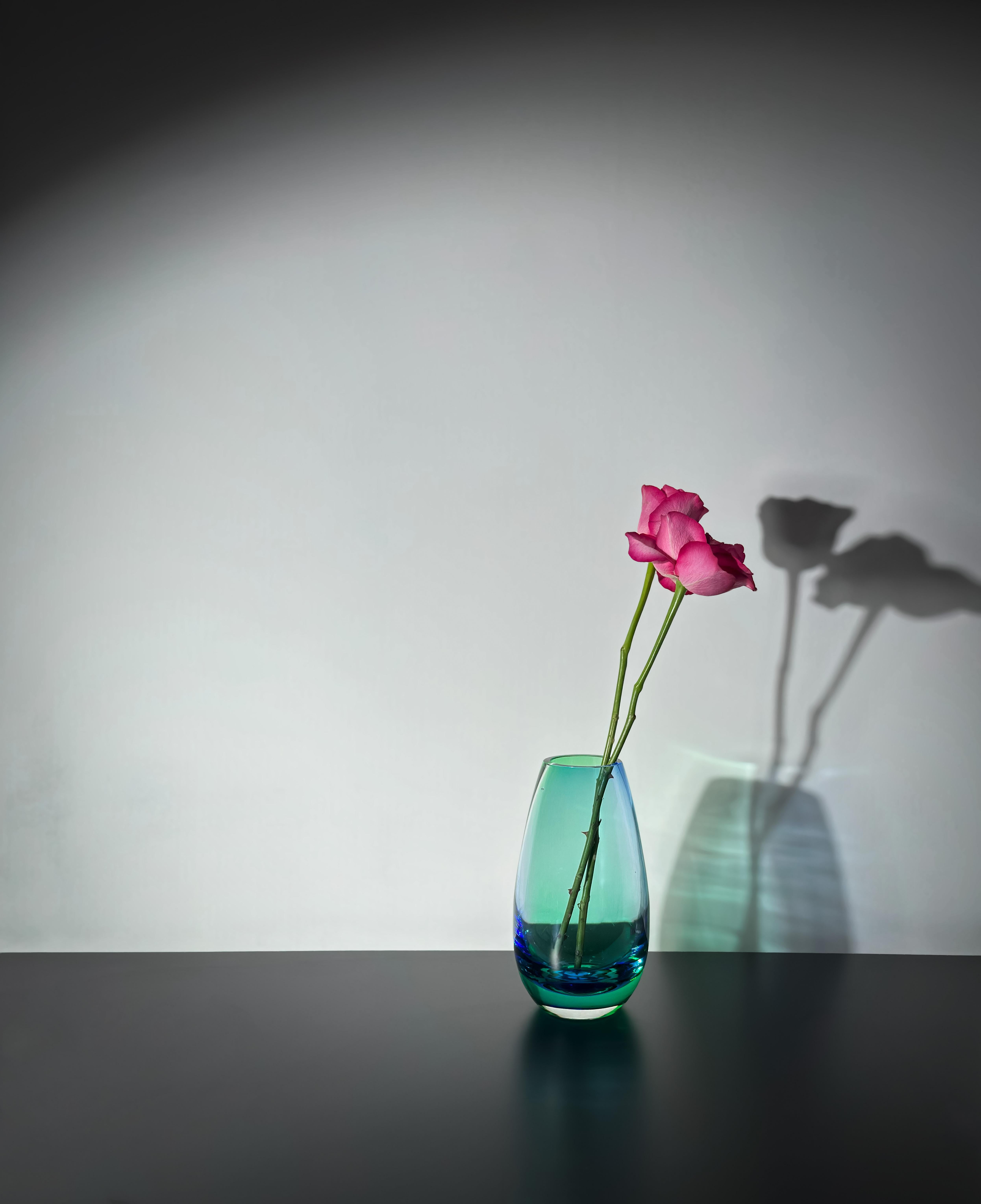 Vase Larme des années 1990, en verre d'art bleu et vert, style Aurora Borealis Bon état - En vente à Glasgow, GB