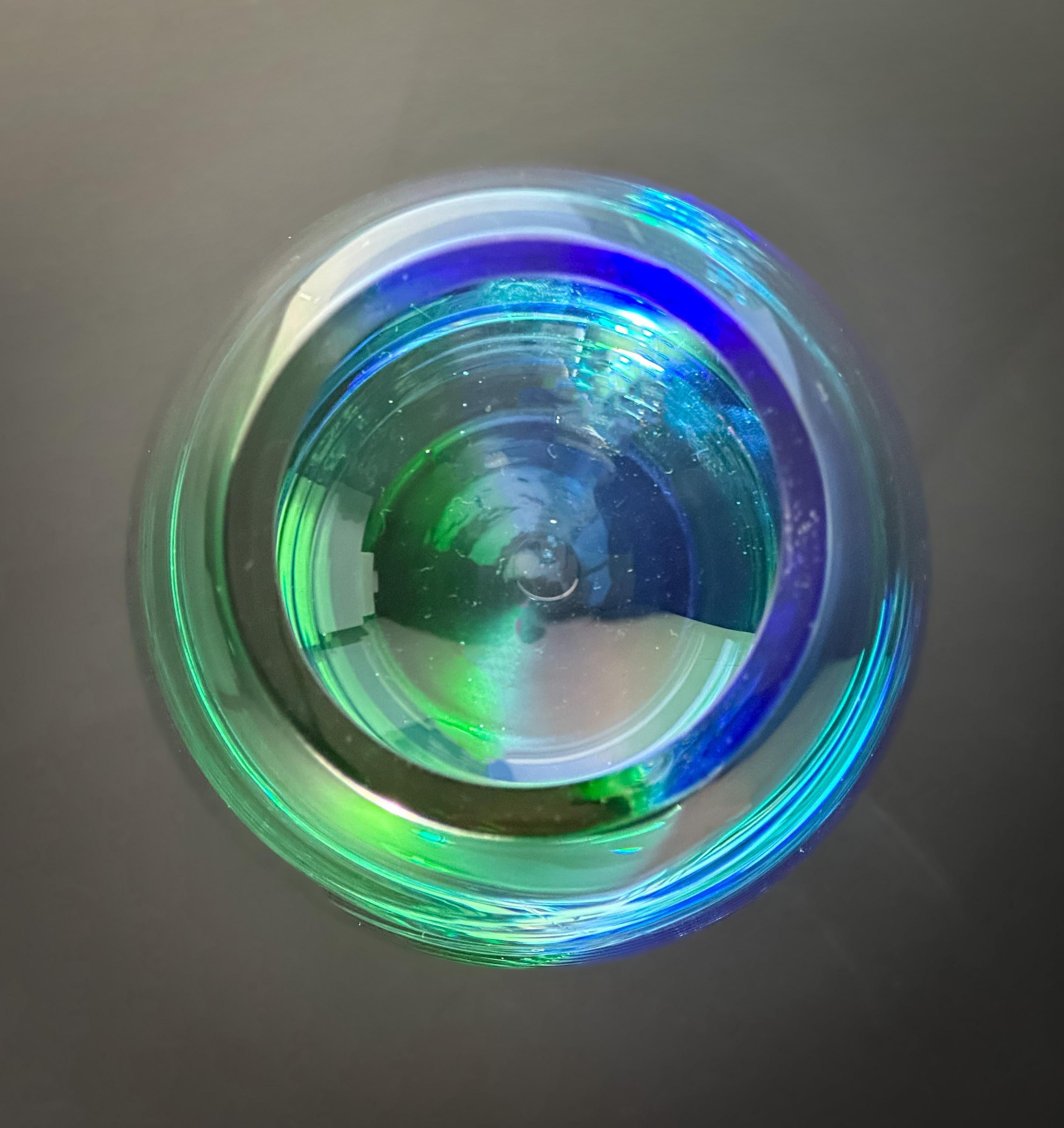 20ième siècle Vase Larme des années 1990, en verre d'art bleu et vert, style Aurora Borealis en vente