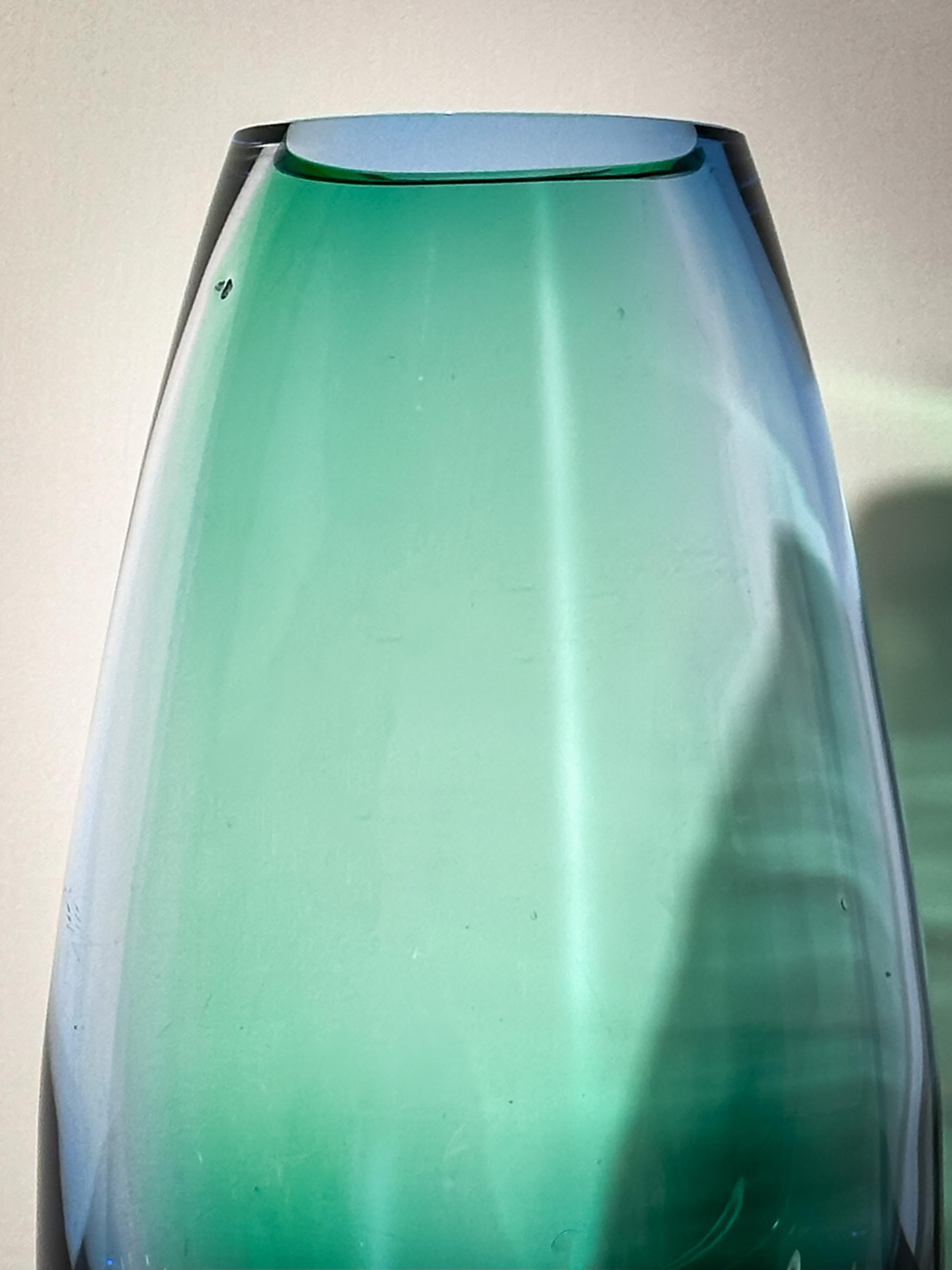 Verre Vase Larme des années 1990, en verre d'art bleu et vert, style Aurora Borealis en vente