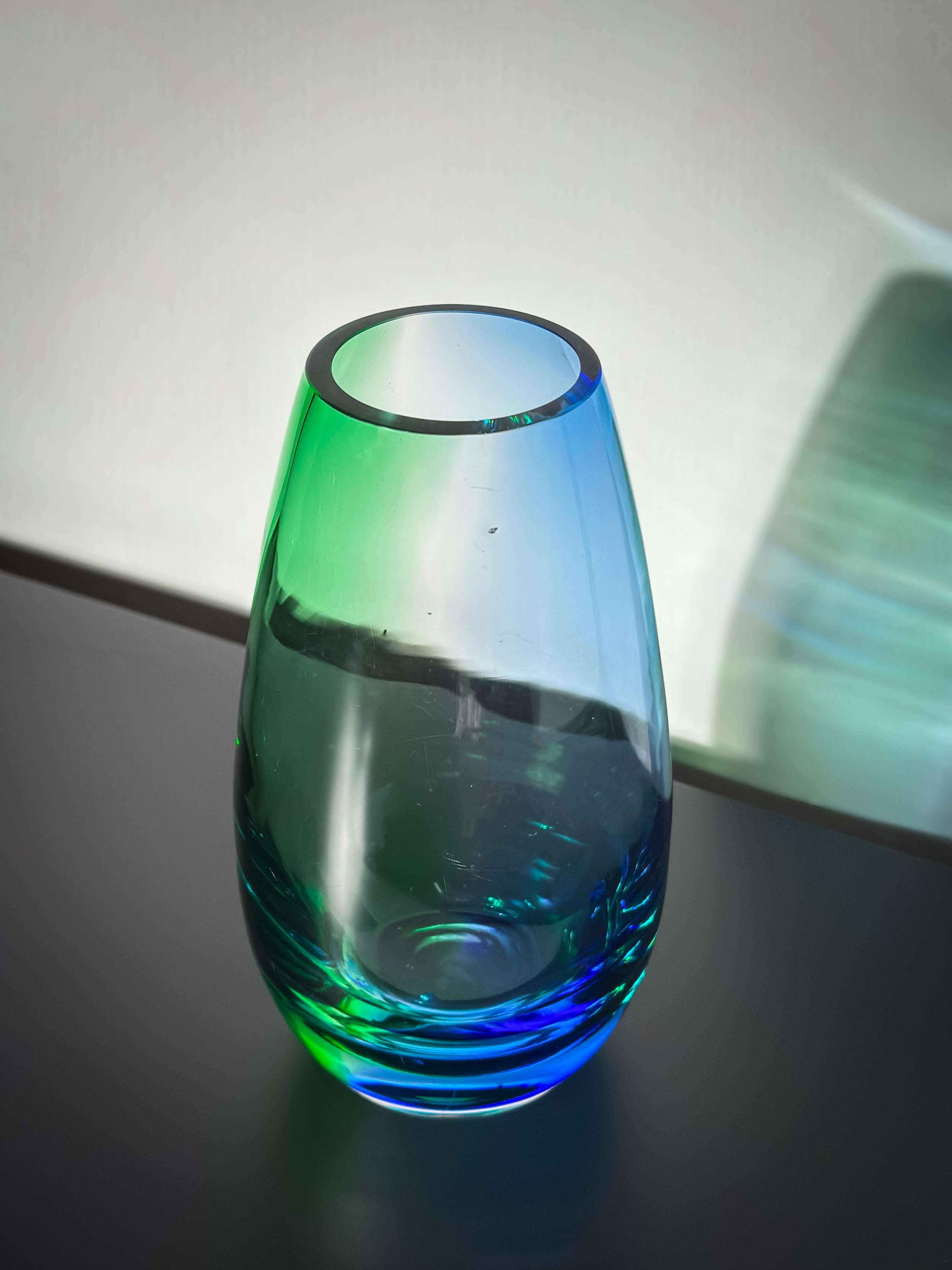Vase Larme des années 1990, en verre d'art bleu et vert, style Aurora Borealis en vente 1