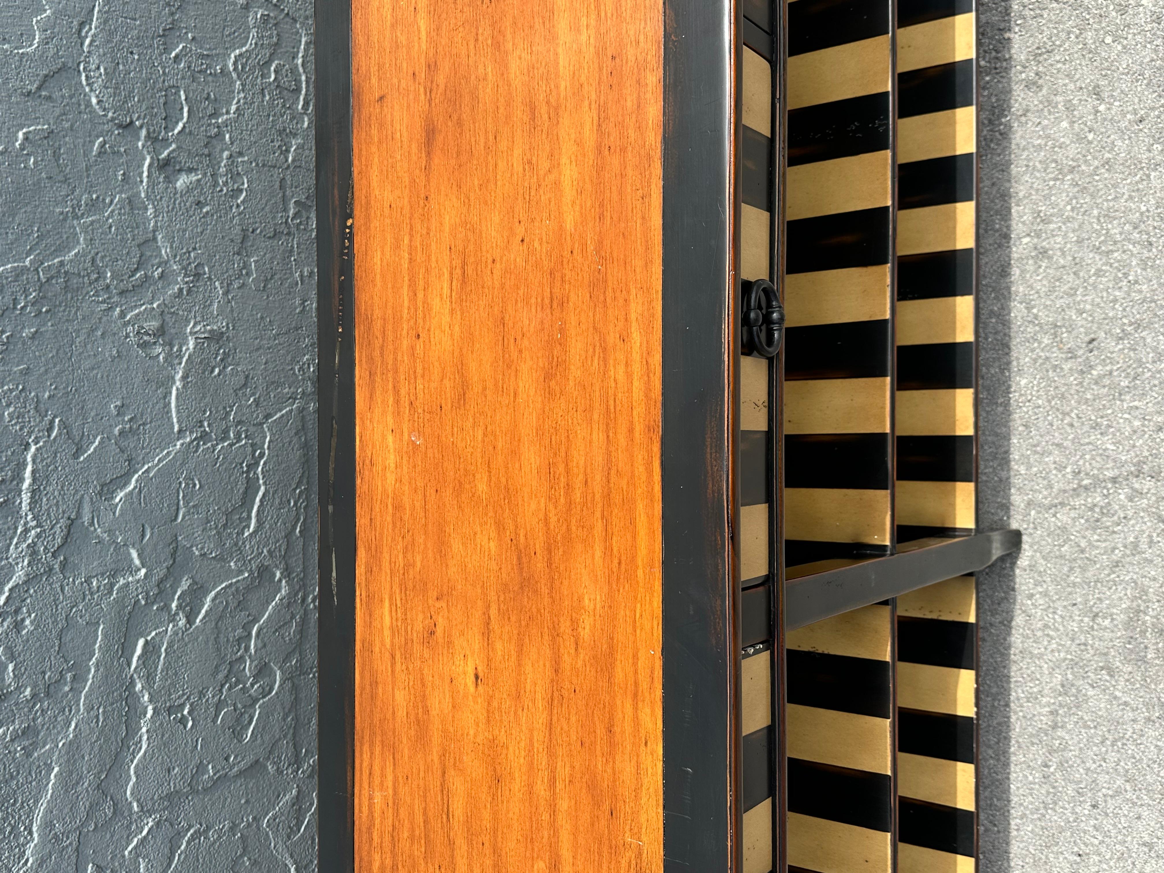 1990 Theodore Alexander Table console bibliothèque à rayures peintes en vente 8
