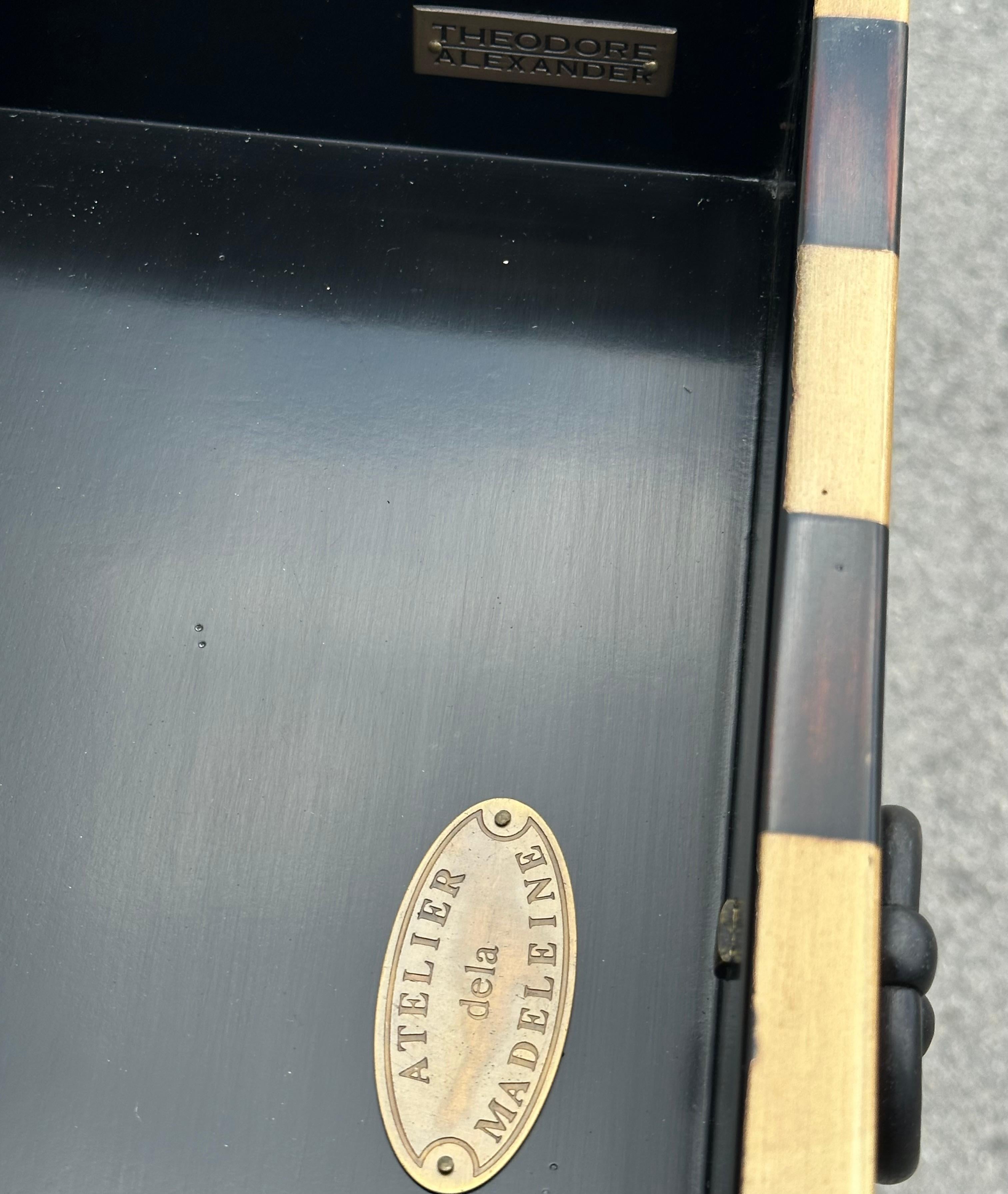 1990 Theodore Alexander Table console bibliothèque à rayures peintes en vente 10