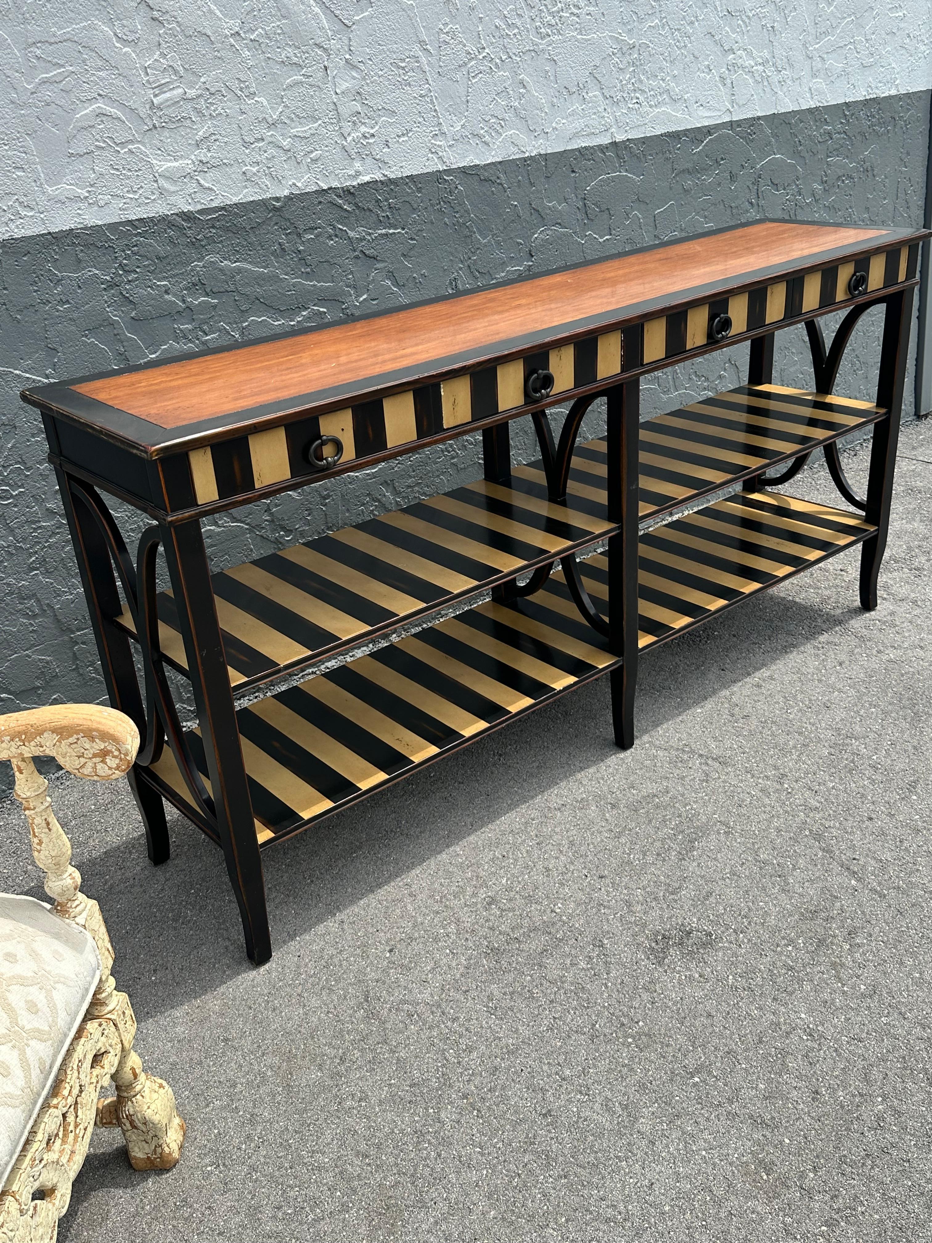 1990 Theodore Alexander Table console bibliothèque à rayures peintes Bon état - En vente à Fort Lauderdale, FL