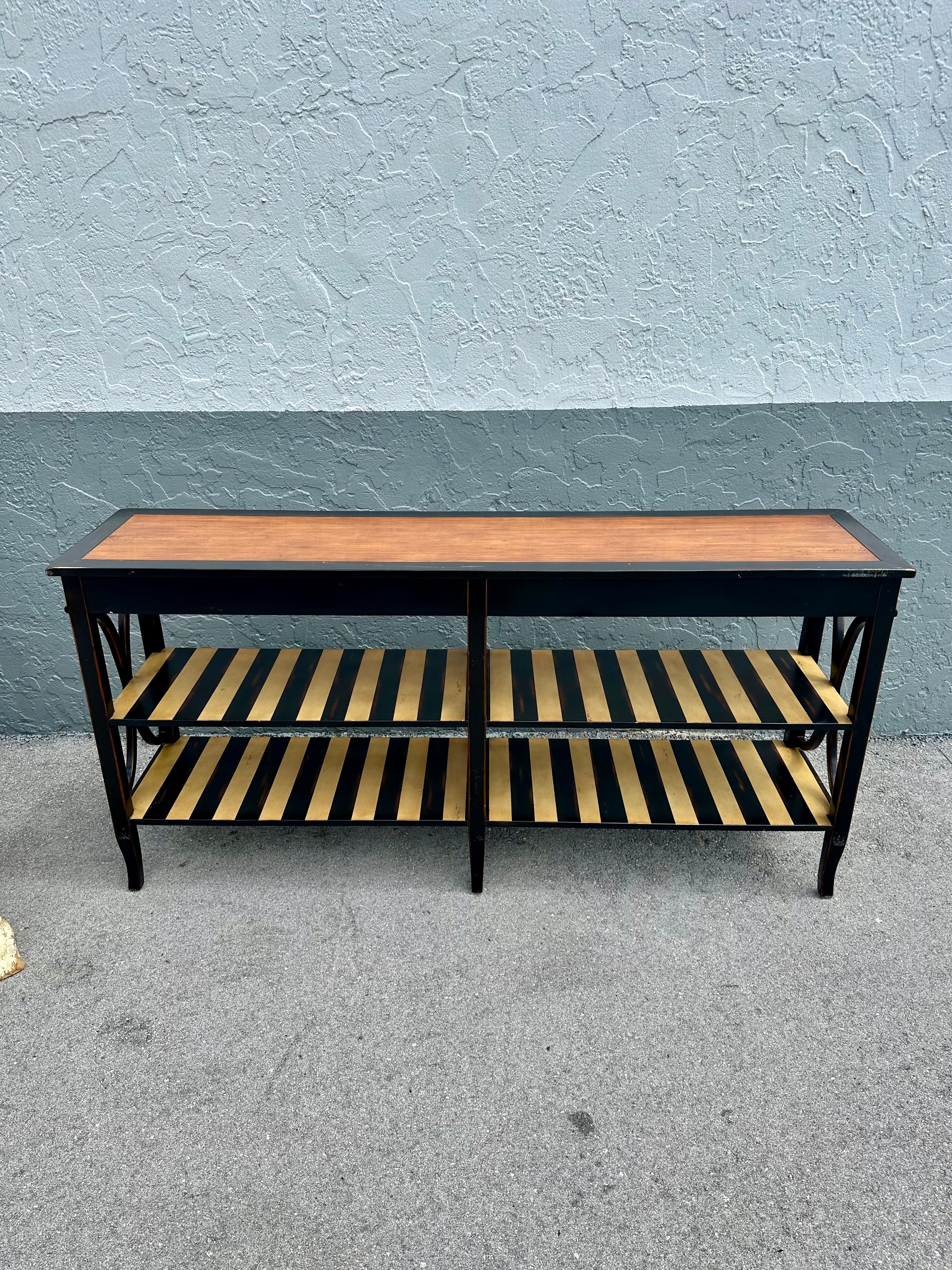 Laiton 1990 Theodore Alexander Table console bibliothèque à rayures peintes en vente