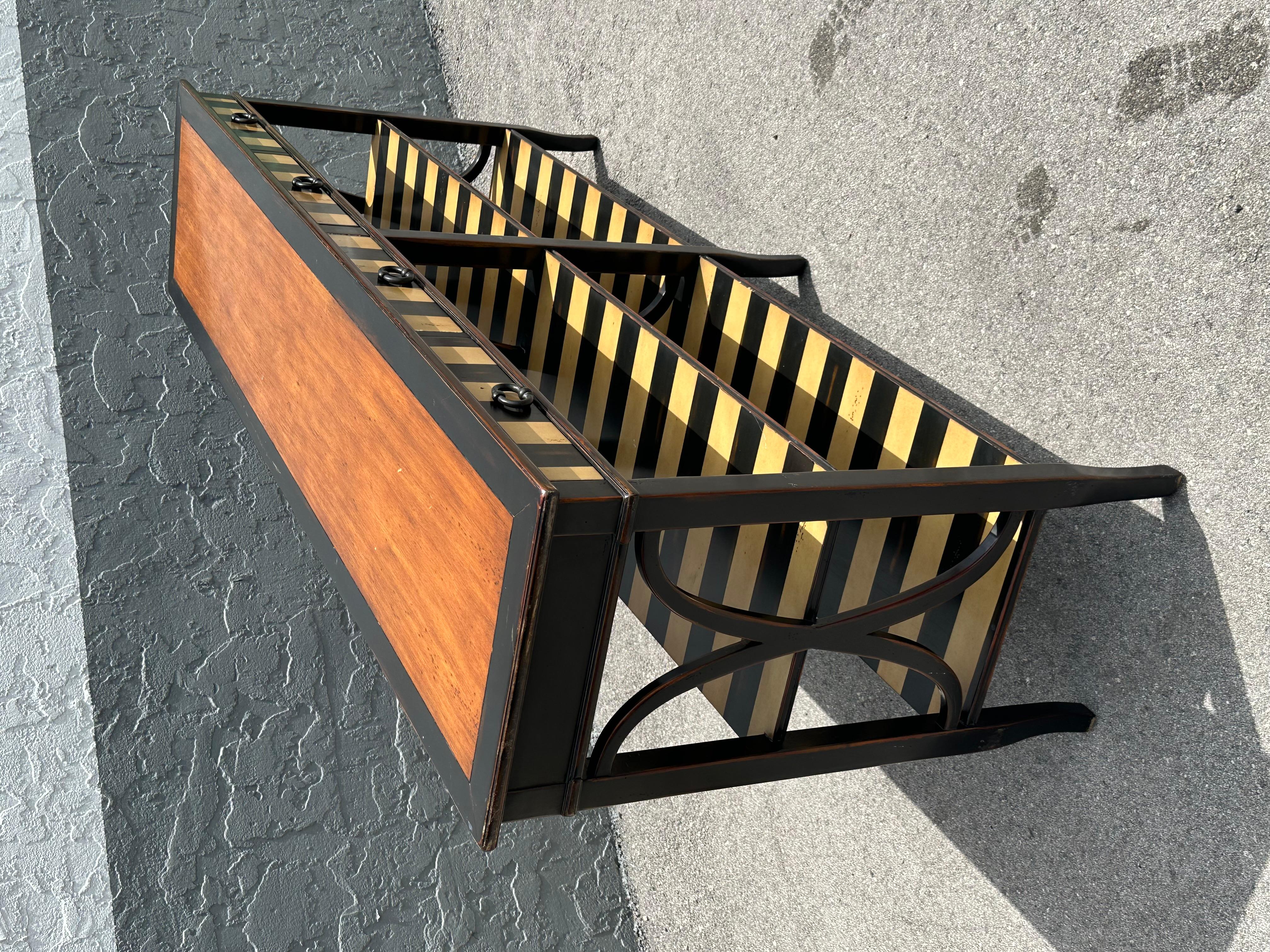 1990 Theodore Alexander Table console bibliothèque à rayures peintes en vente 1