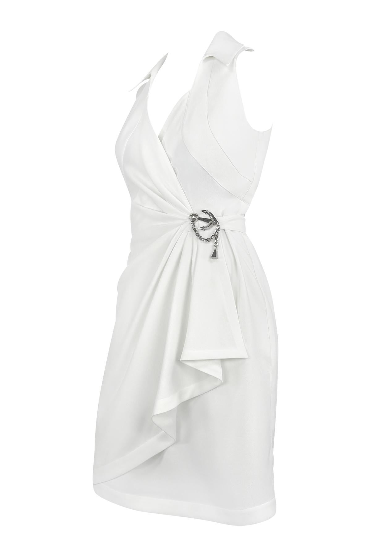 This 1990s Thierry Mugler white wrap dress features a plunging halter neckline, structured collar, and asymmetrical draping. A silver anchor brooch at the hip adds signature Mugler hardware detailing.

Approximate measurements:
Size - FR40
Bust: 32