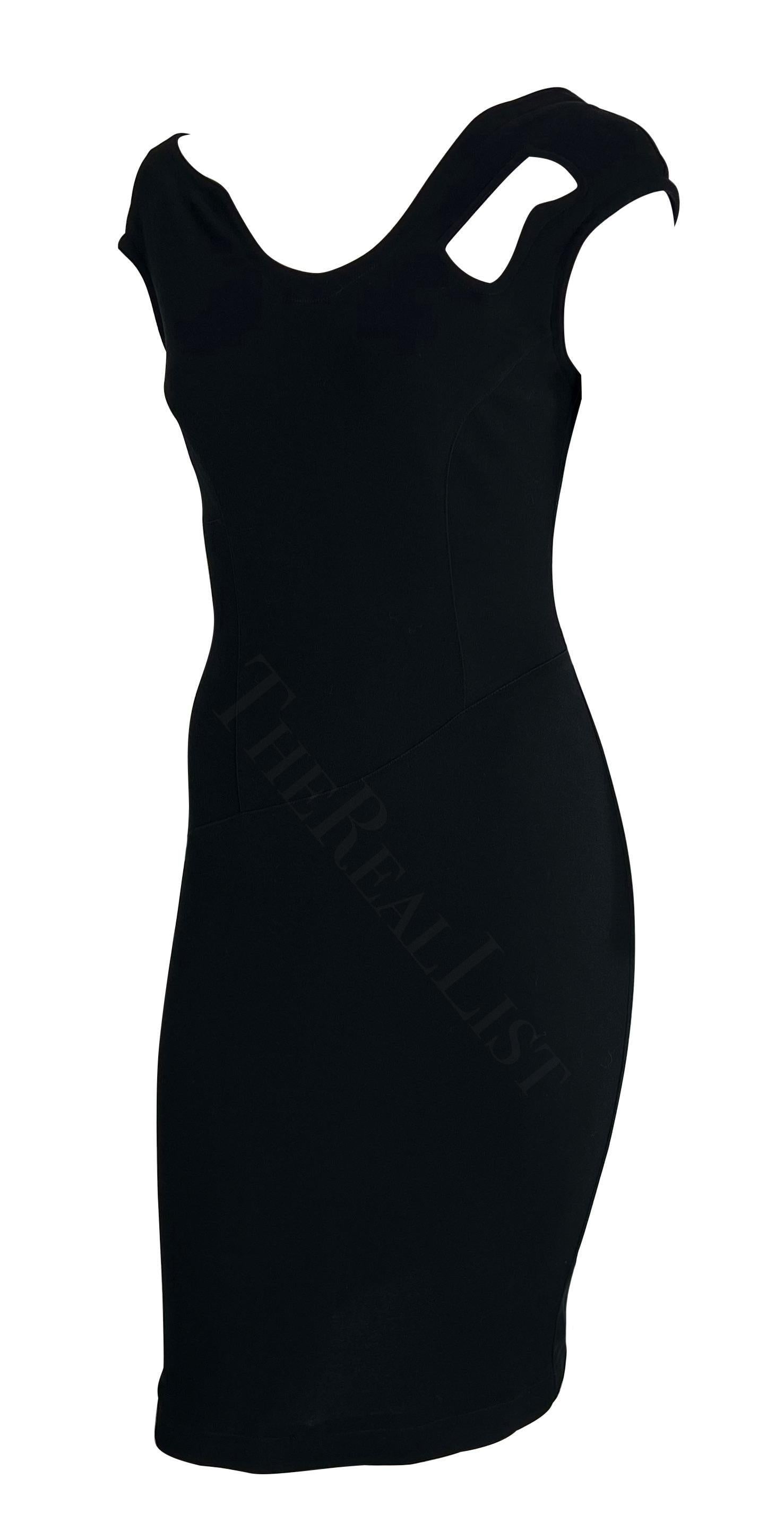 Wir präsentieren ein wunderschönes schwarzes Kleid von Thierry Mugler, entworfen von Manfred Mugler. Dieses figurbetonte Kleid aus den 1990er Jahren zeichnet sich durch schulterfreie Träger, einen asymmetrischen Ausschnitt, einen tief