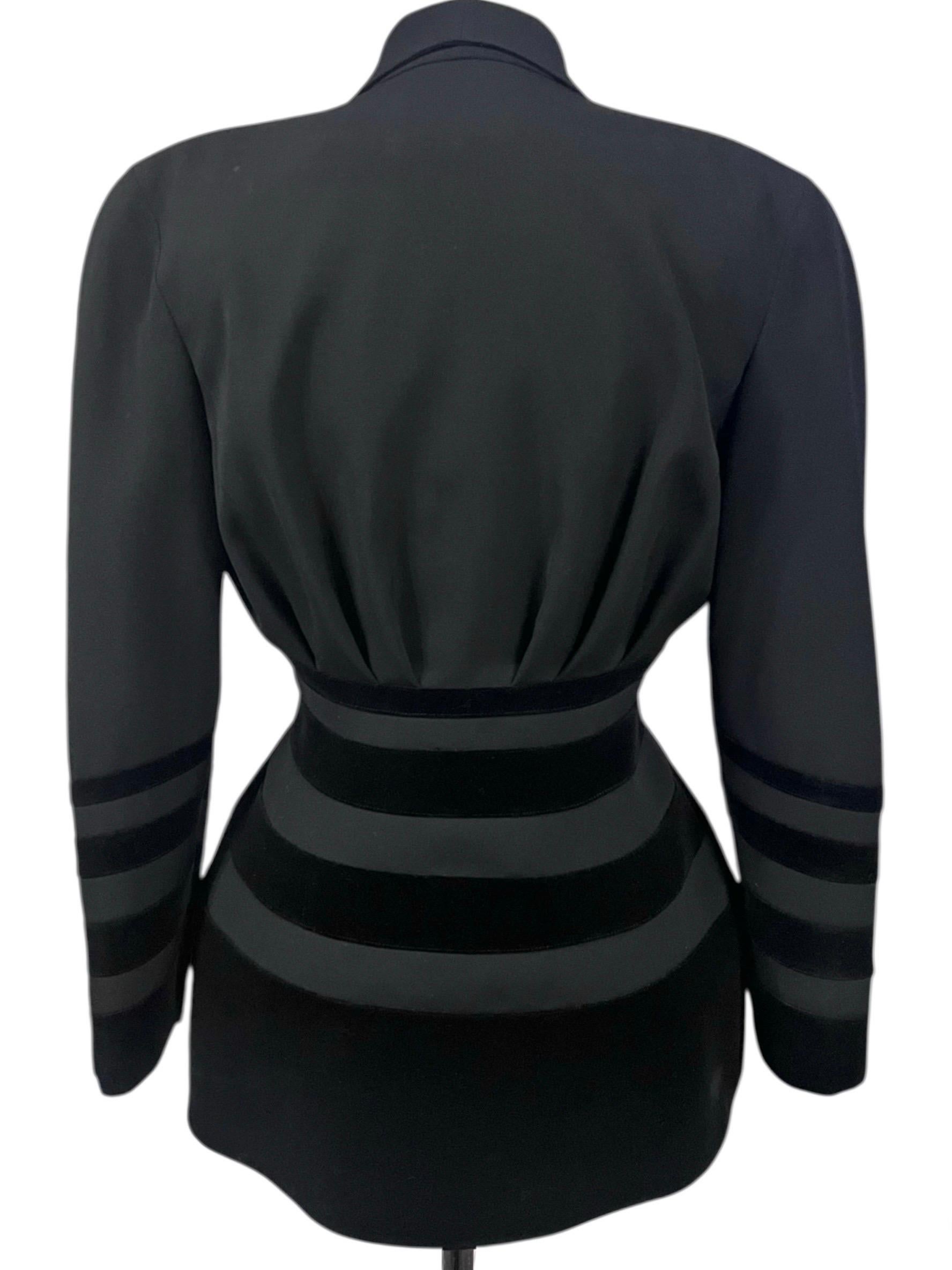 1990's Thierry Mugler Schwarz Samt Trim Geformte Jacke im Angebot 1