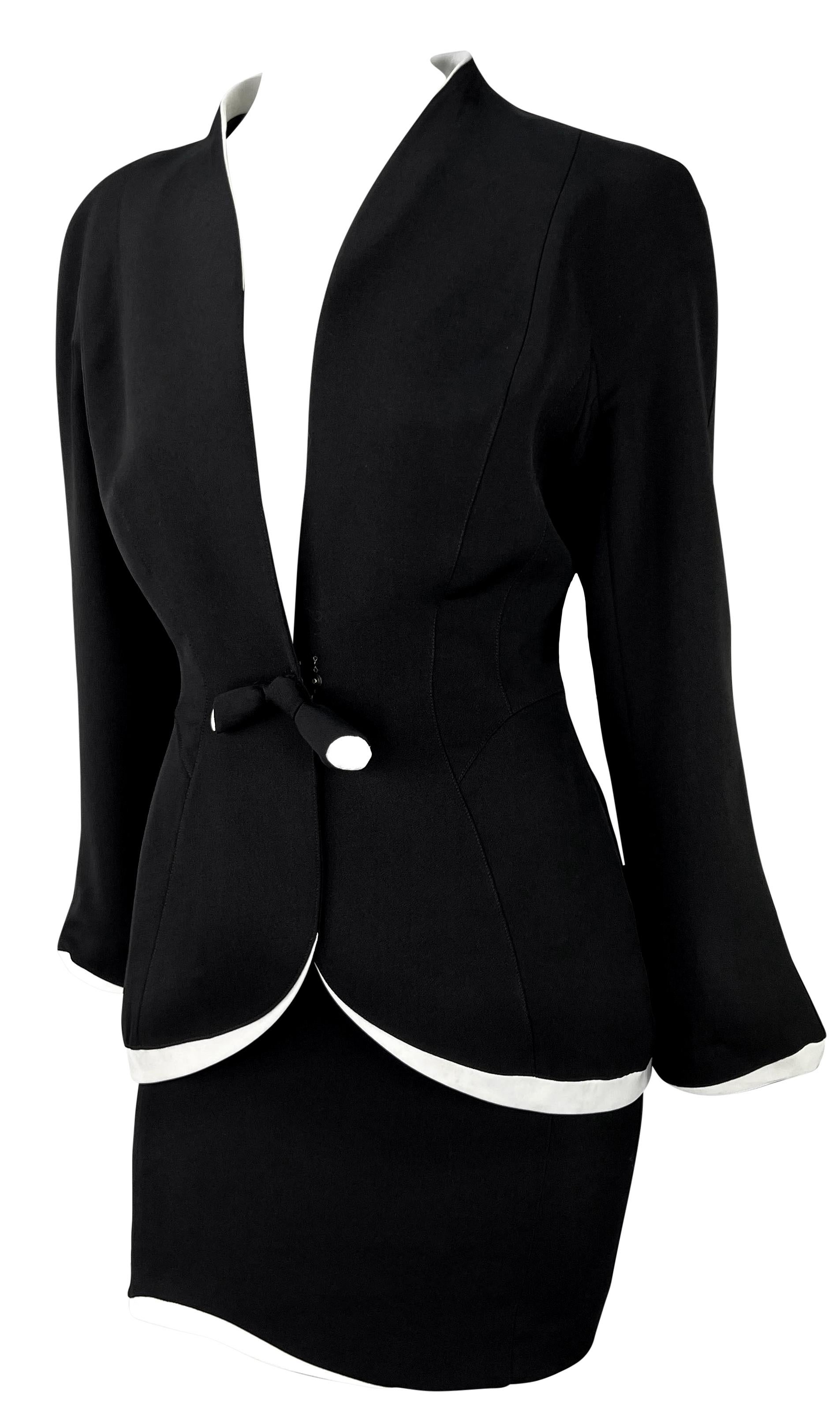 Questo elegante tailleur con gonna Thierry Mugler in bianco e nero, disegnato da Manfred Mugler, risale alla metà degli anni Novanta. Il set comprende una straordinaria gonna bianca e nera abbinata a un blazer coordinato. Il blazer presenta un