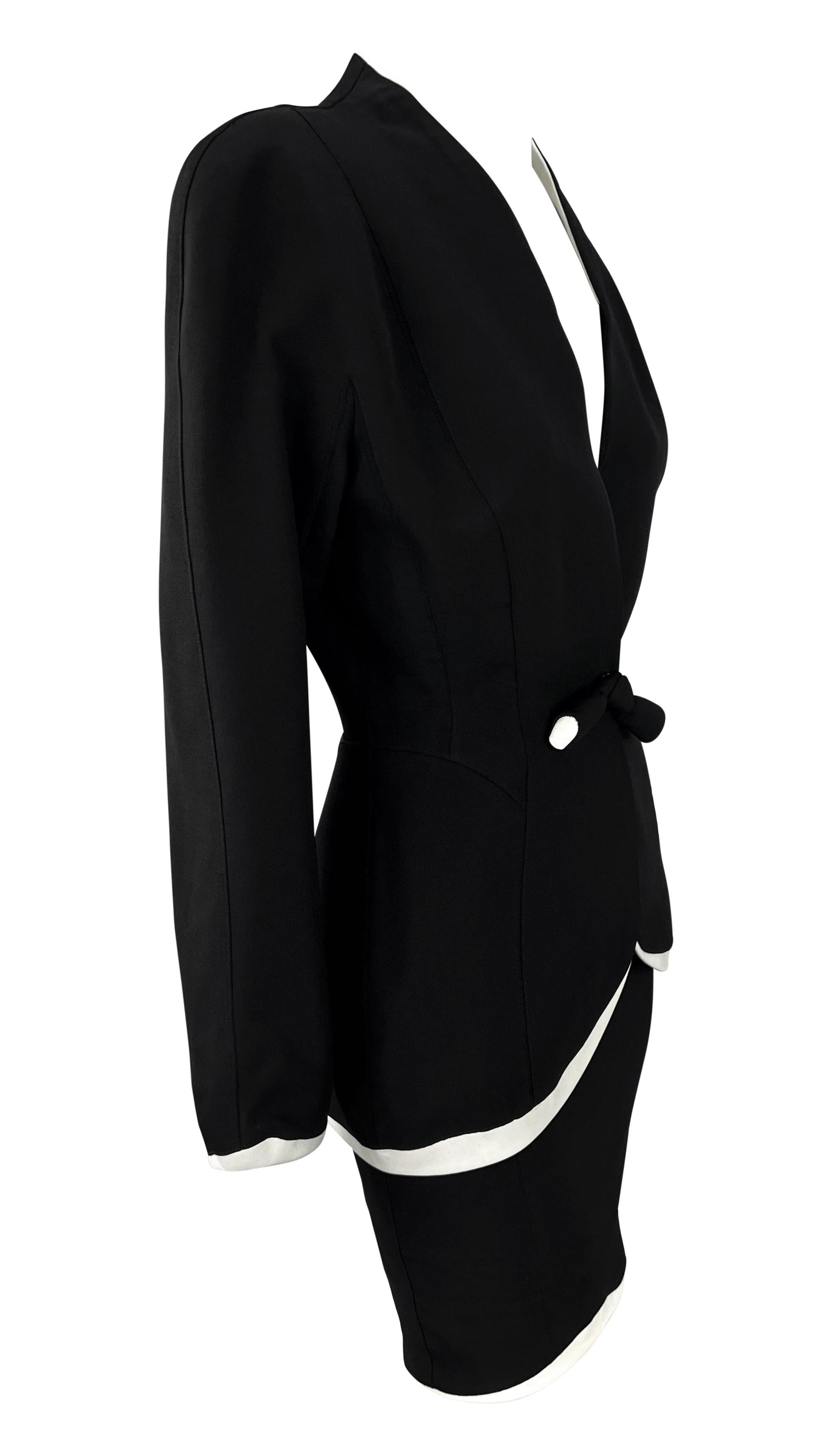 Donna Thierry Mugler anni '90, abito con gonna a fiocco asimmetrico scolpito bianco e nero in vendita