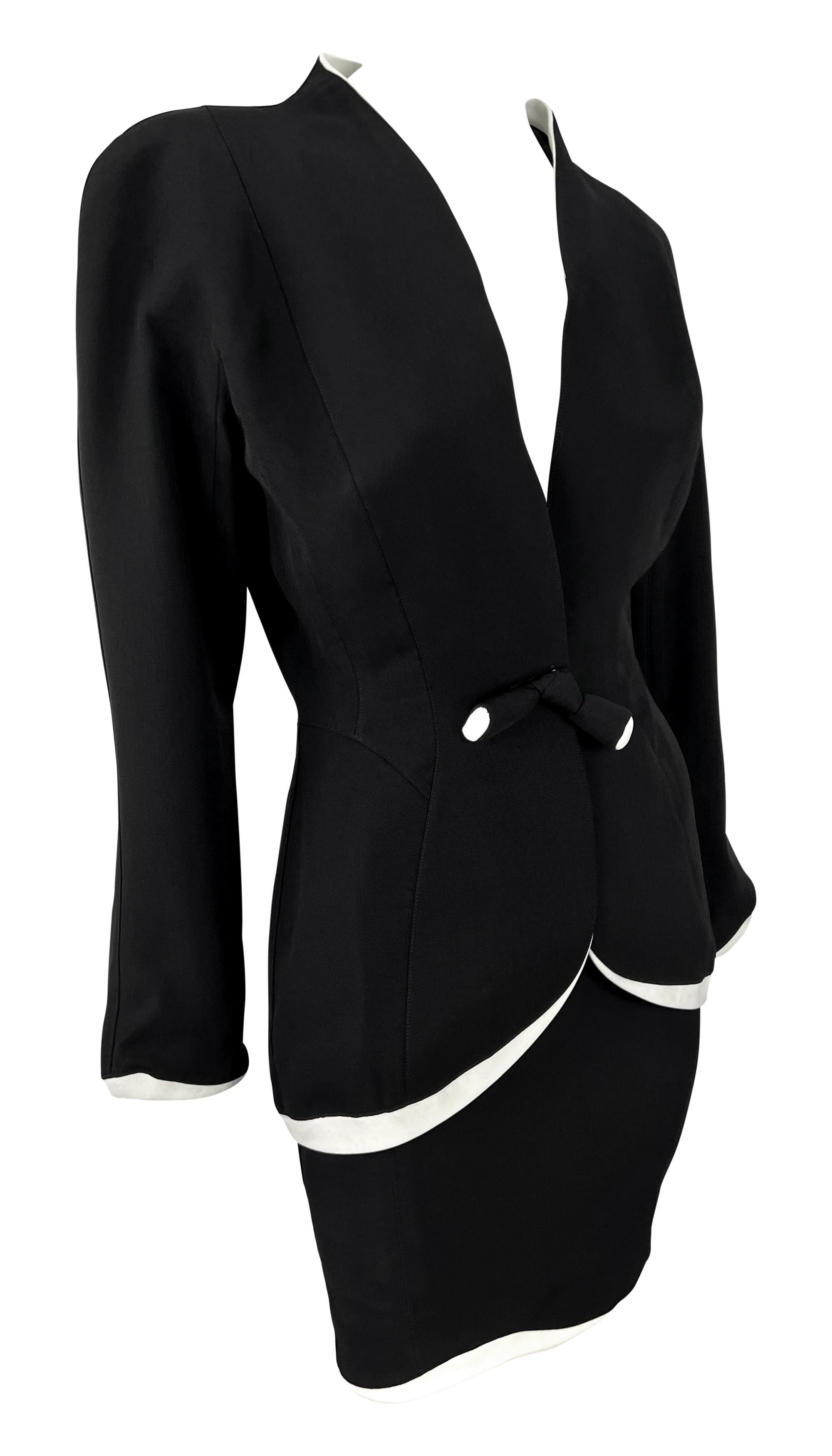 Thierry Mugler anni '90, abito con gonna a fiocco asimmetrico scolpito bianco e nero in vendita 1