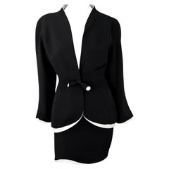 Thierry Mugler anni '90, abito con gonna a fiocco asimmetrico scolpito bianco e nero
